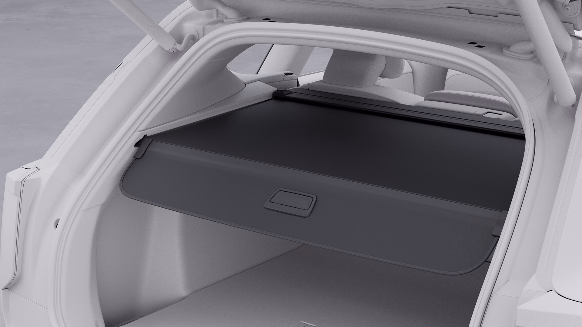 Вид на открытый багажник автомобиля Volvo с закрытой крышкой для обеспечения конфиденциальности и безопасности.