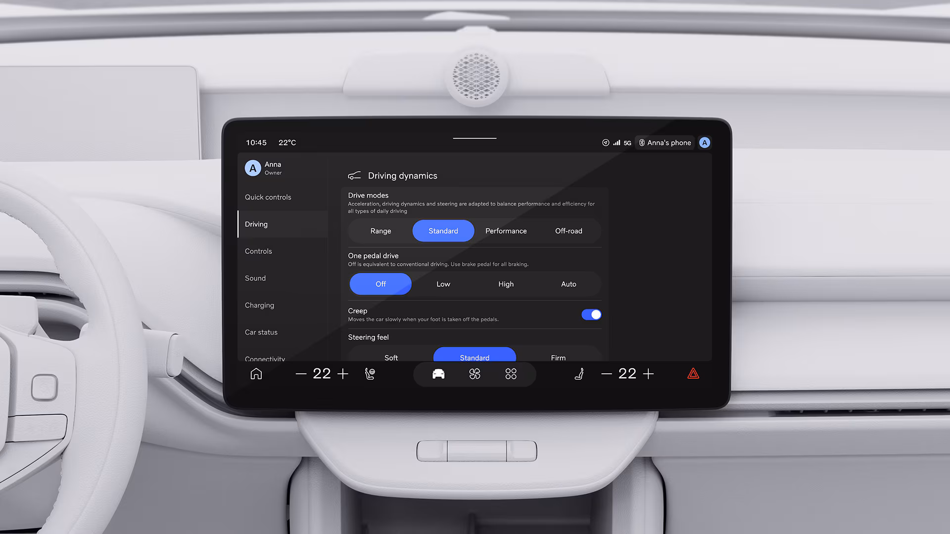 Крупный план центрального дисплея автомобиля Volvo, на котором отображаются настройки динамики движения, включая режимы движения, управление одной педалью и параметры рулевого управления.