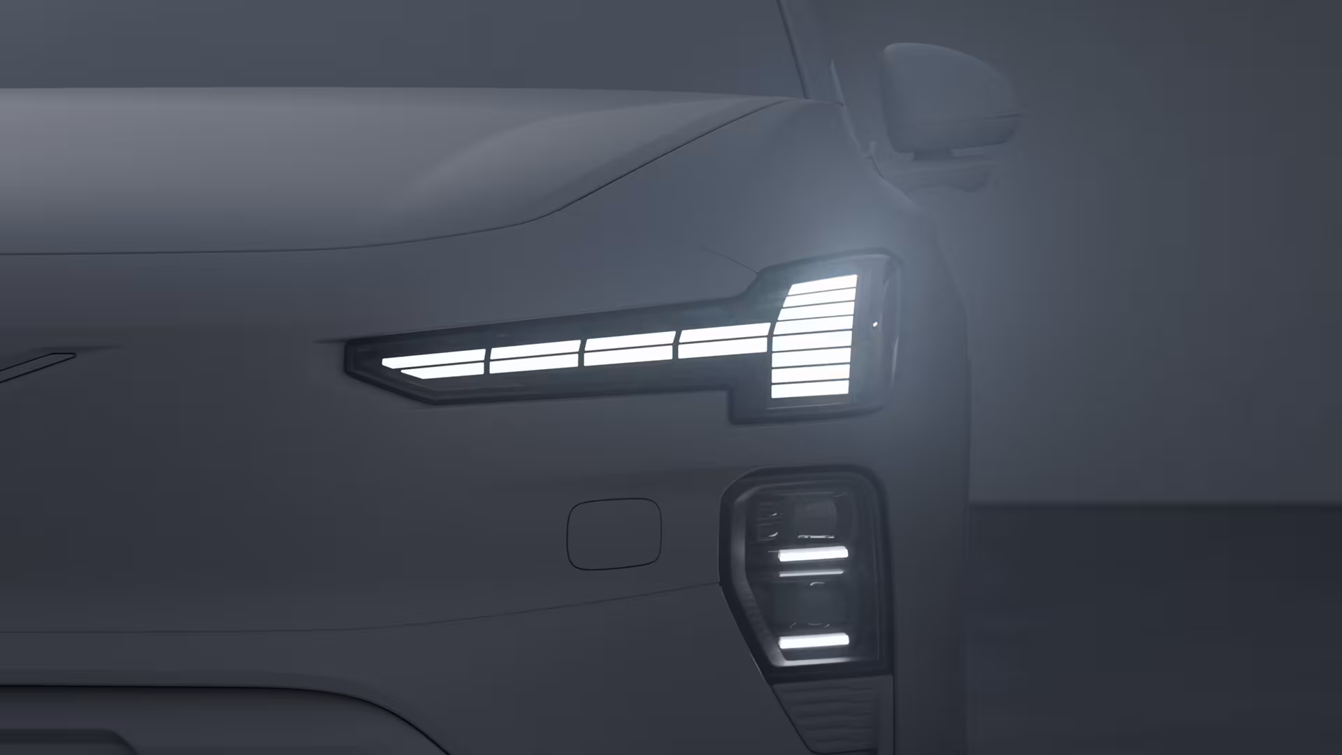 Крупный план передней светодиодной фары автомобиля Volvo с характерным угловатым дизайном.