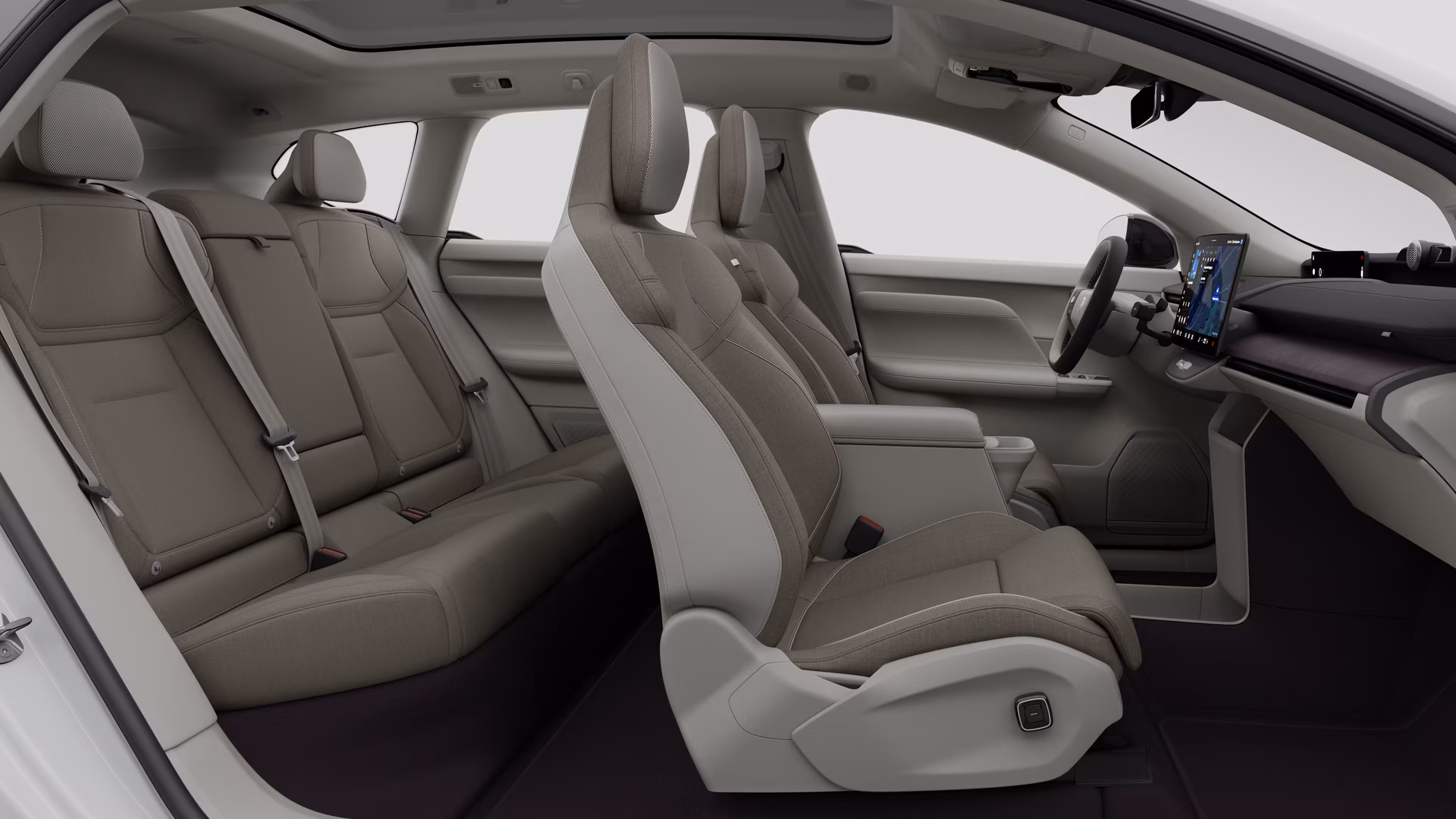 Салон автомобиля Volvo: передние сиденья, задние пассажирские сиденья, руль, приборная панель и центральная консоль на фоне студии.