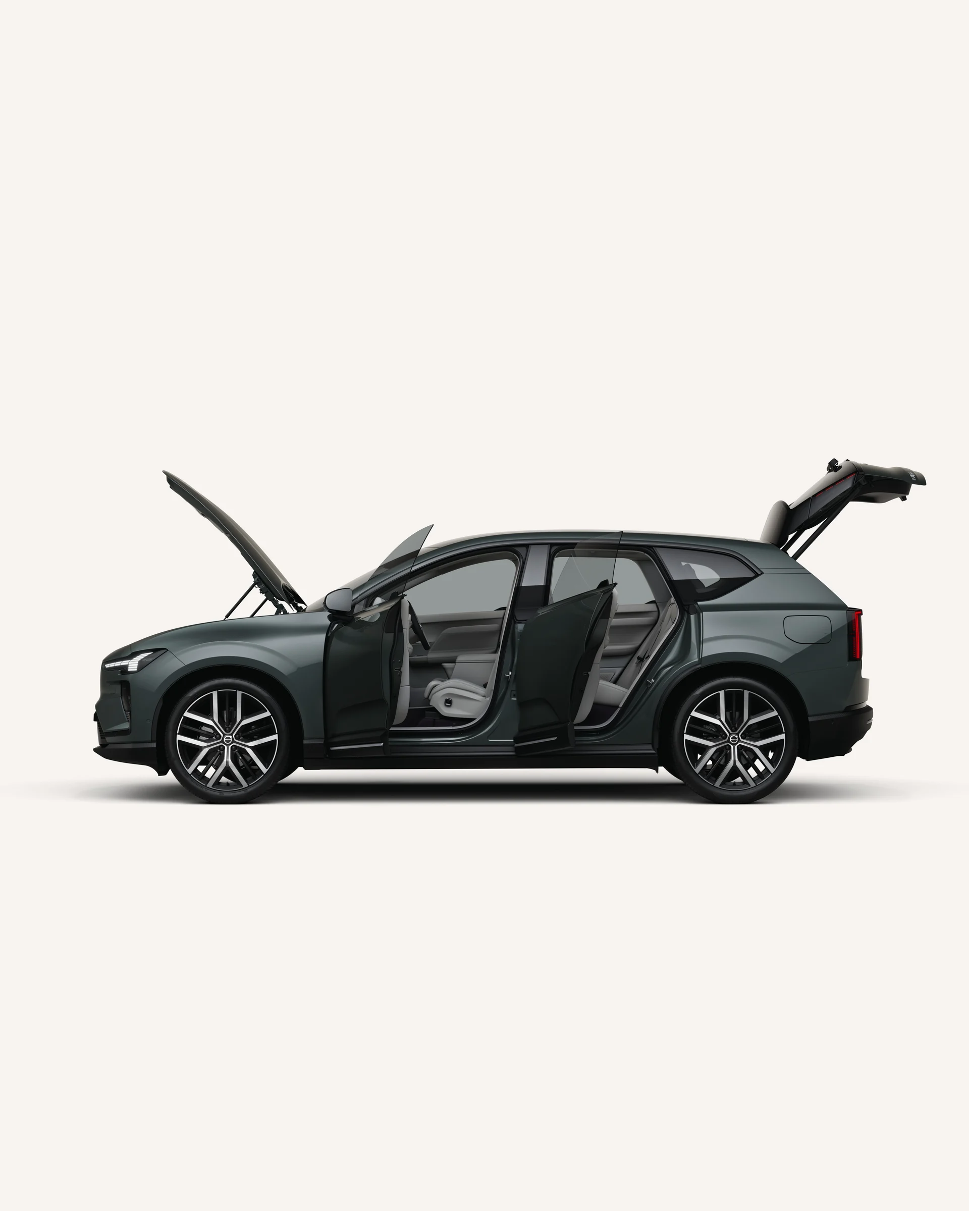 Вид сбоку на полностью электрический Volvo EX60 с открытым капотом, дверями и багажником в белой студии.