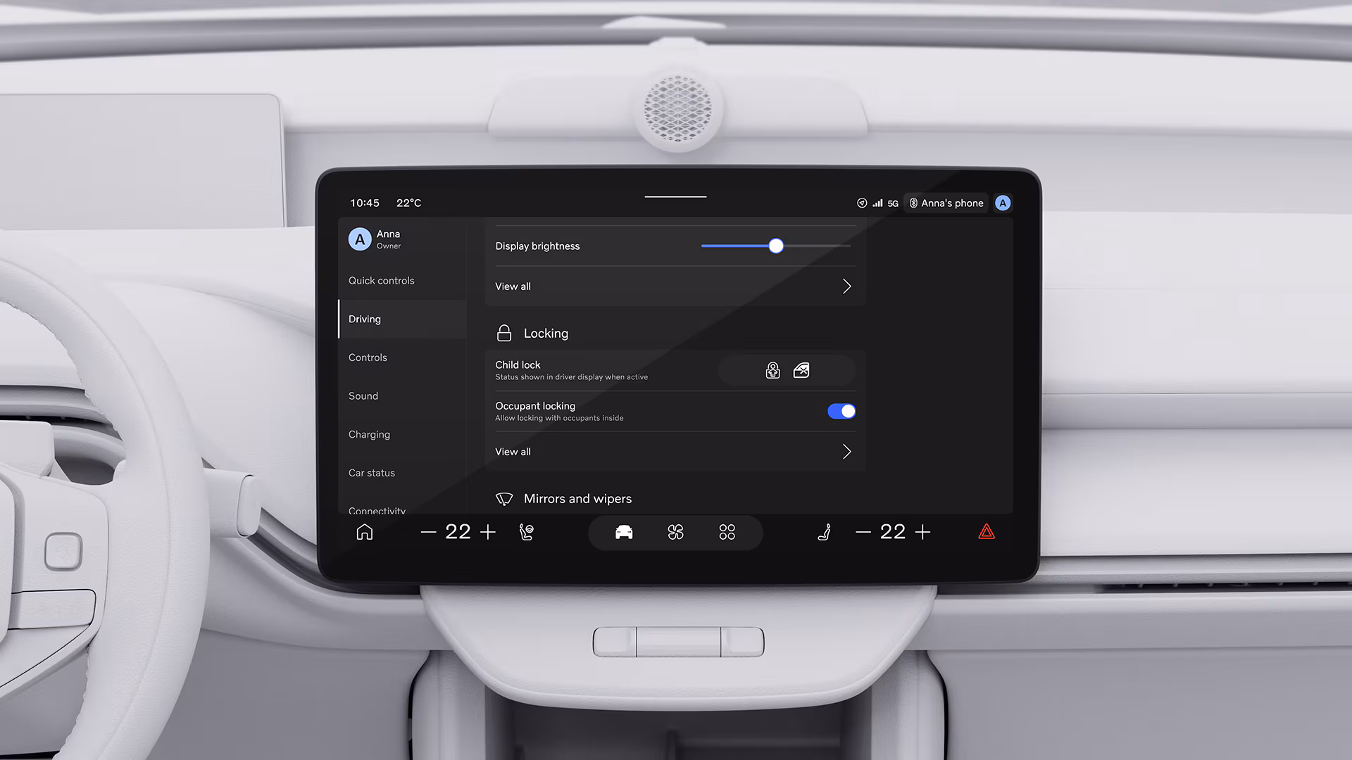 Крупный план центрального сенсорного экрана автомобиля Volvo, на котором отображаются настройки вождения и блокировки, включая блокировку детей и блокировку пассажиров.