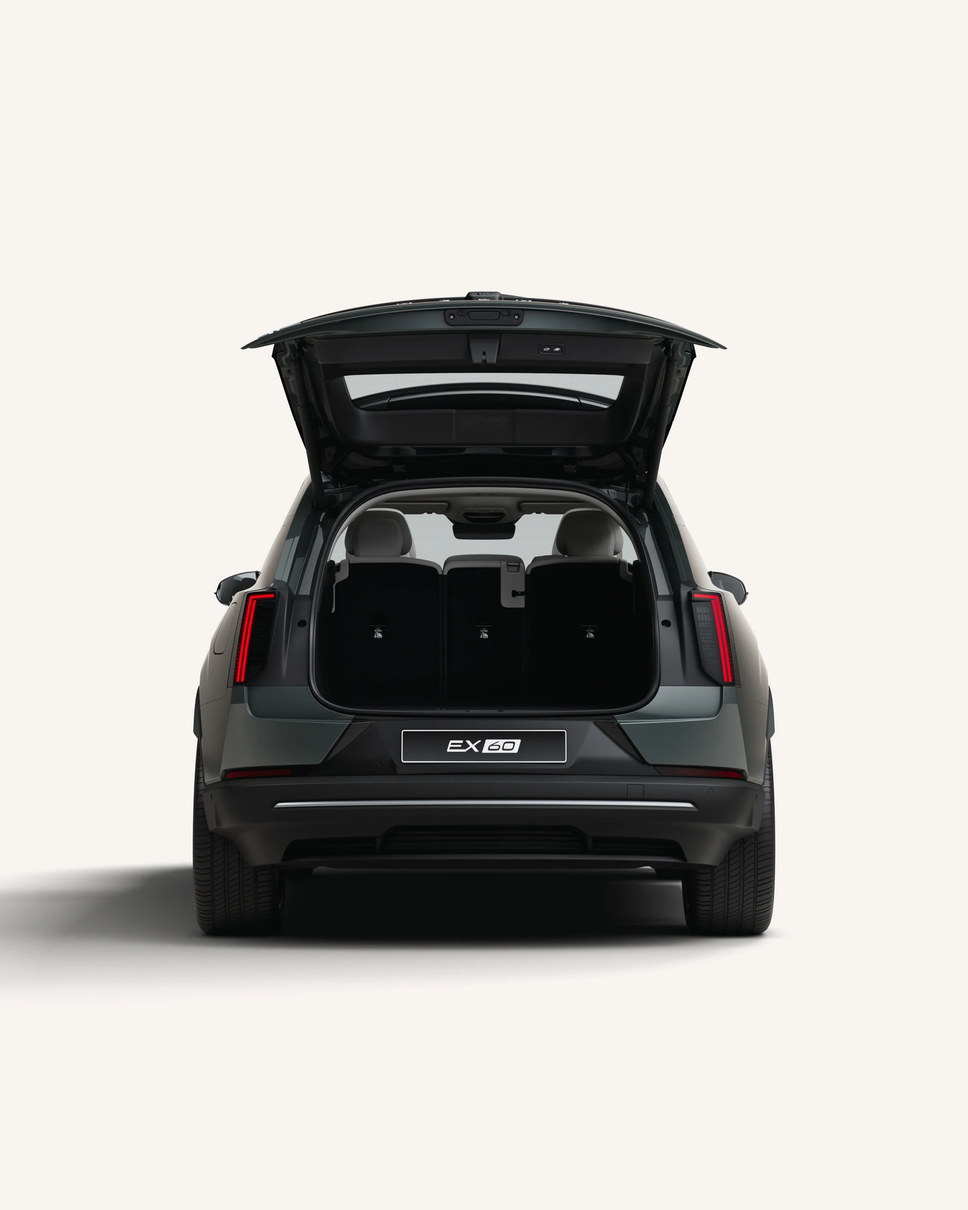 Вид сзади на полностью электрический Volvo EX60 с открытым багажником в белой студии.
