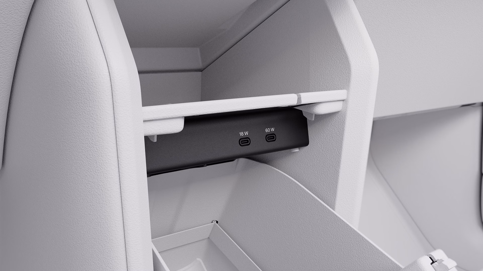 Крупный план двух зарядных портов USB-C с маркировкой 18 Вт и 60 Вт на центральной консоли автомобиля Volvo.