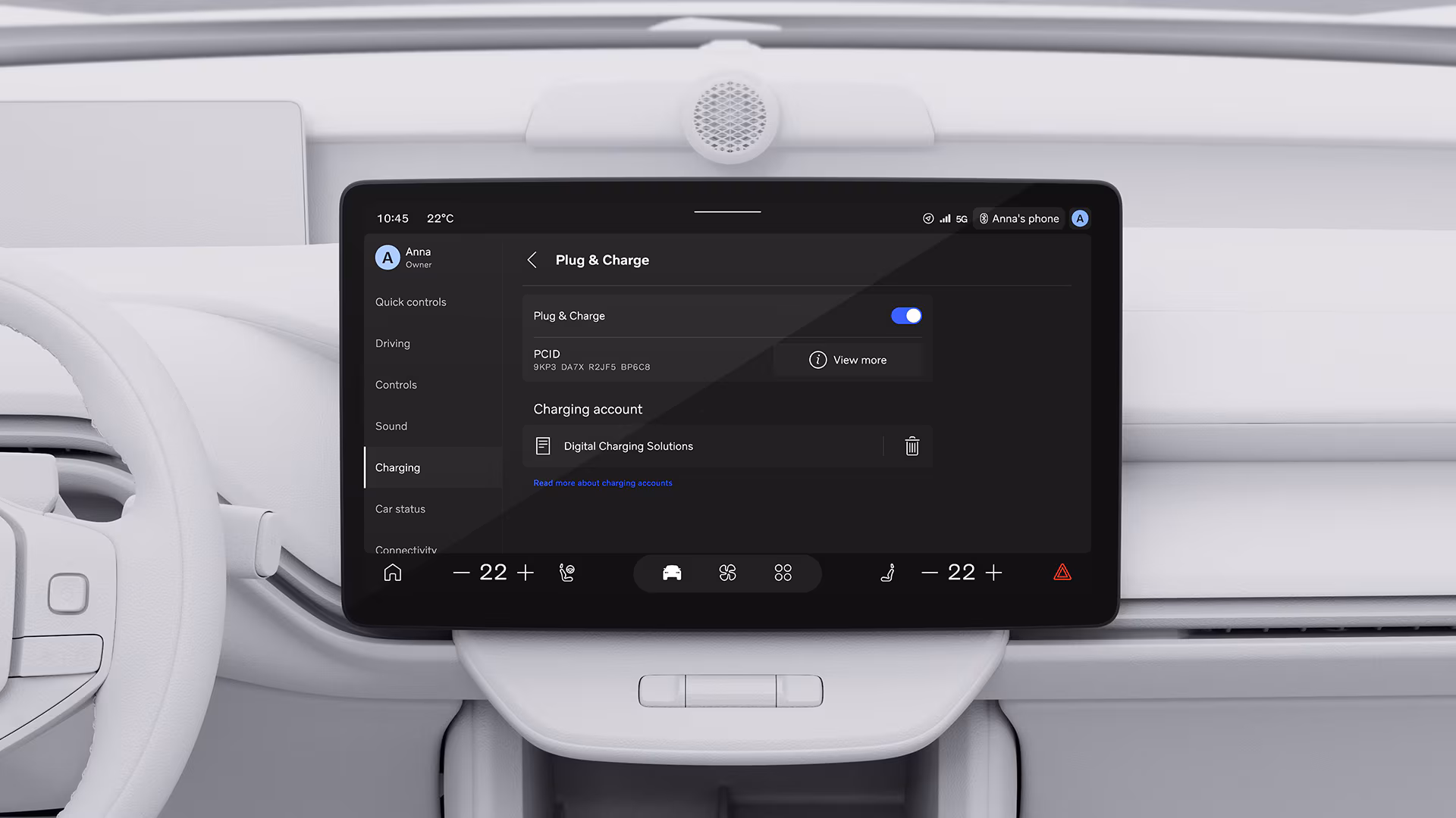 Салон автомобиля Volvo с центральным сенсорным дисплеем с активированными настройками зарядки Plug & Charge.