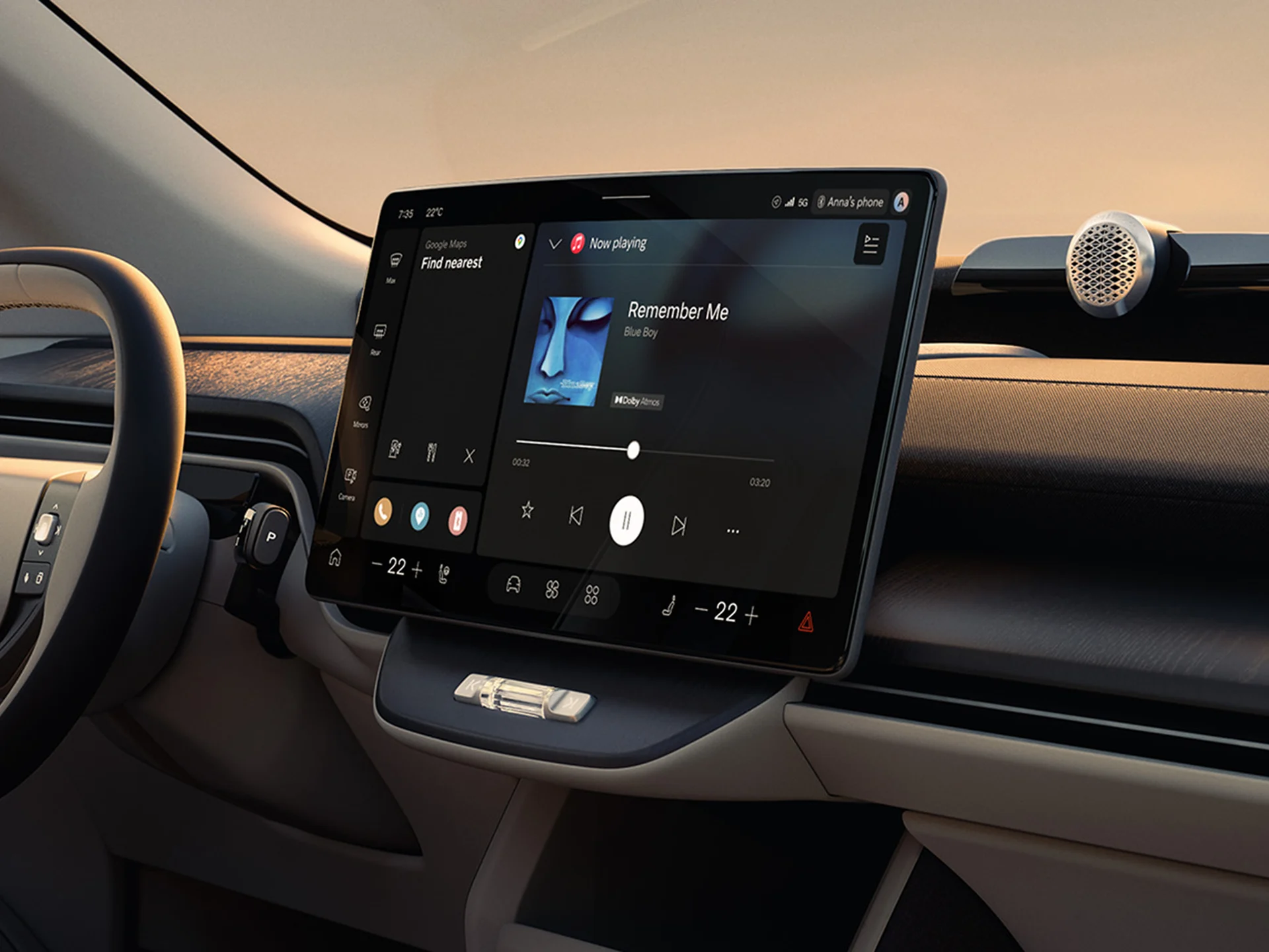 Центральный дисплей Volvo EX60, направленный в сторону водителя, с обложкой альбома и элементами управления мультимедиа.