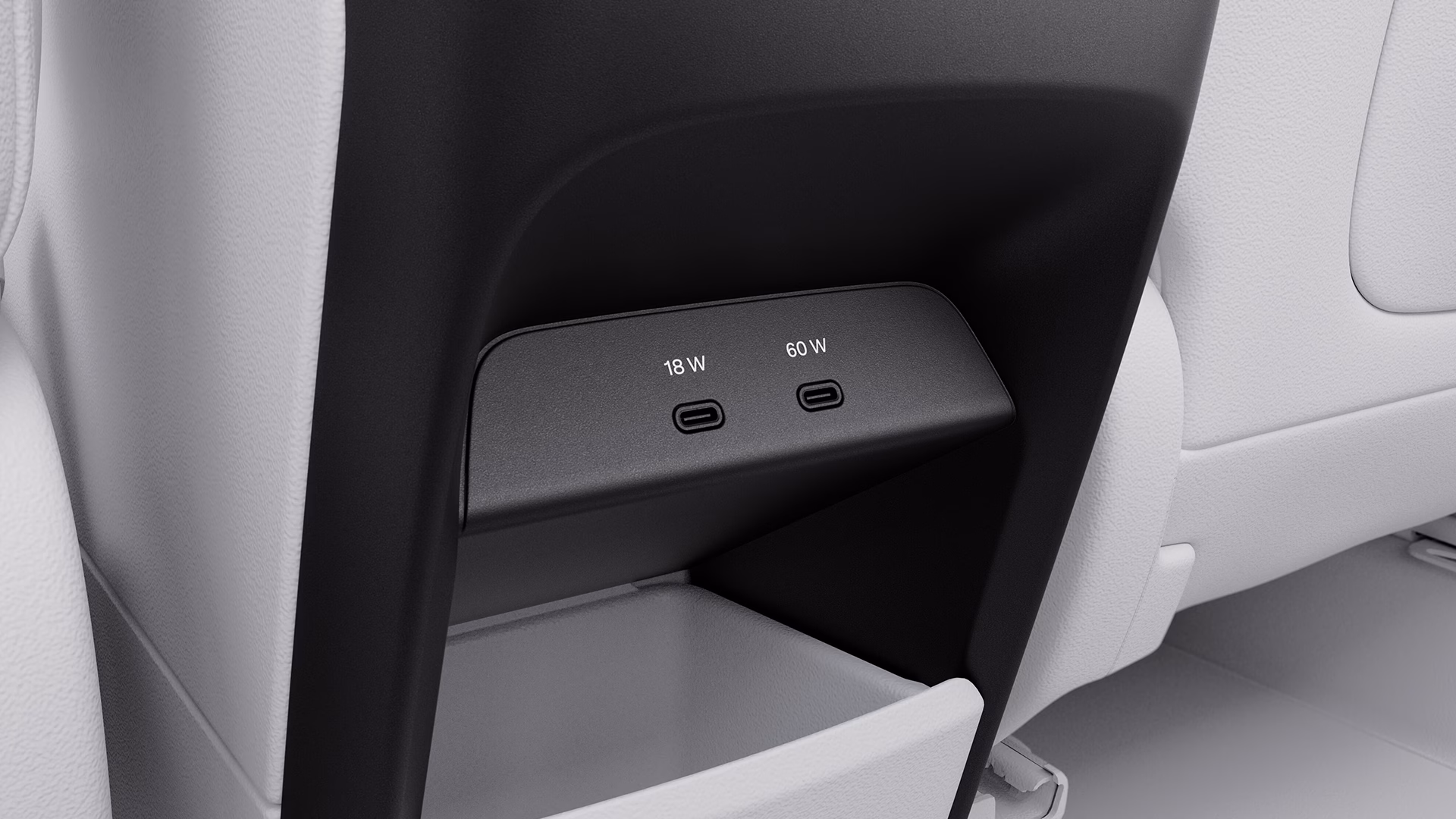 Крупный план двух зарядных портов USB-C с маркировкой 18 Вт и 60 Вт на спинке сиденья Volvo.