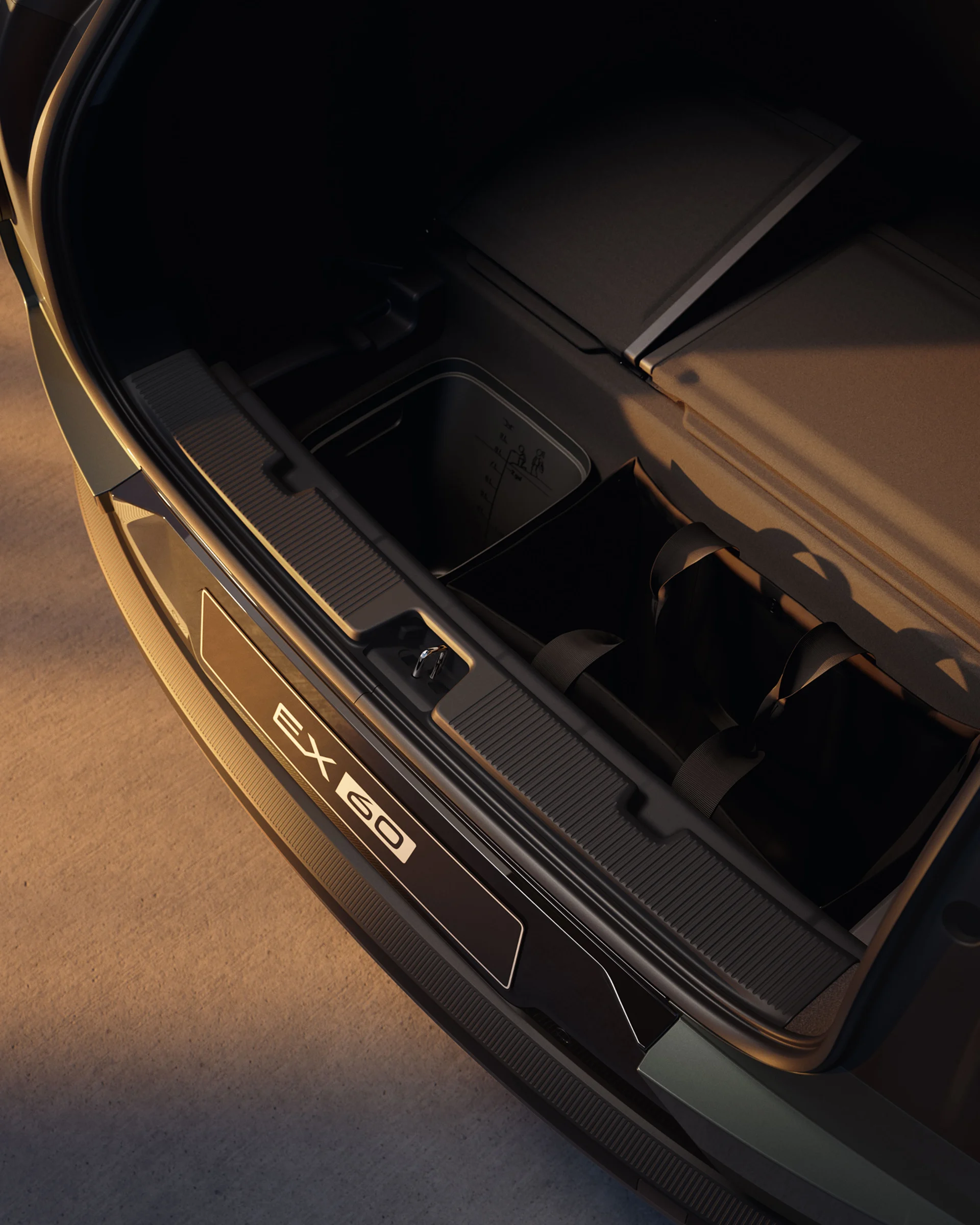 Открытый багажник Volvo EX60 с багажным отделением и отделениями для хранения под полом.