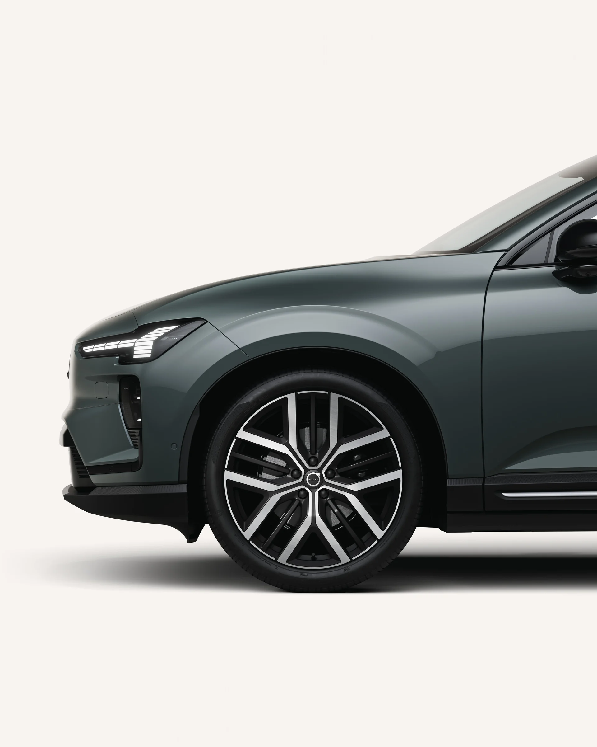 Передняя половина полностью электрического Volvo EX60 в белой студии.