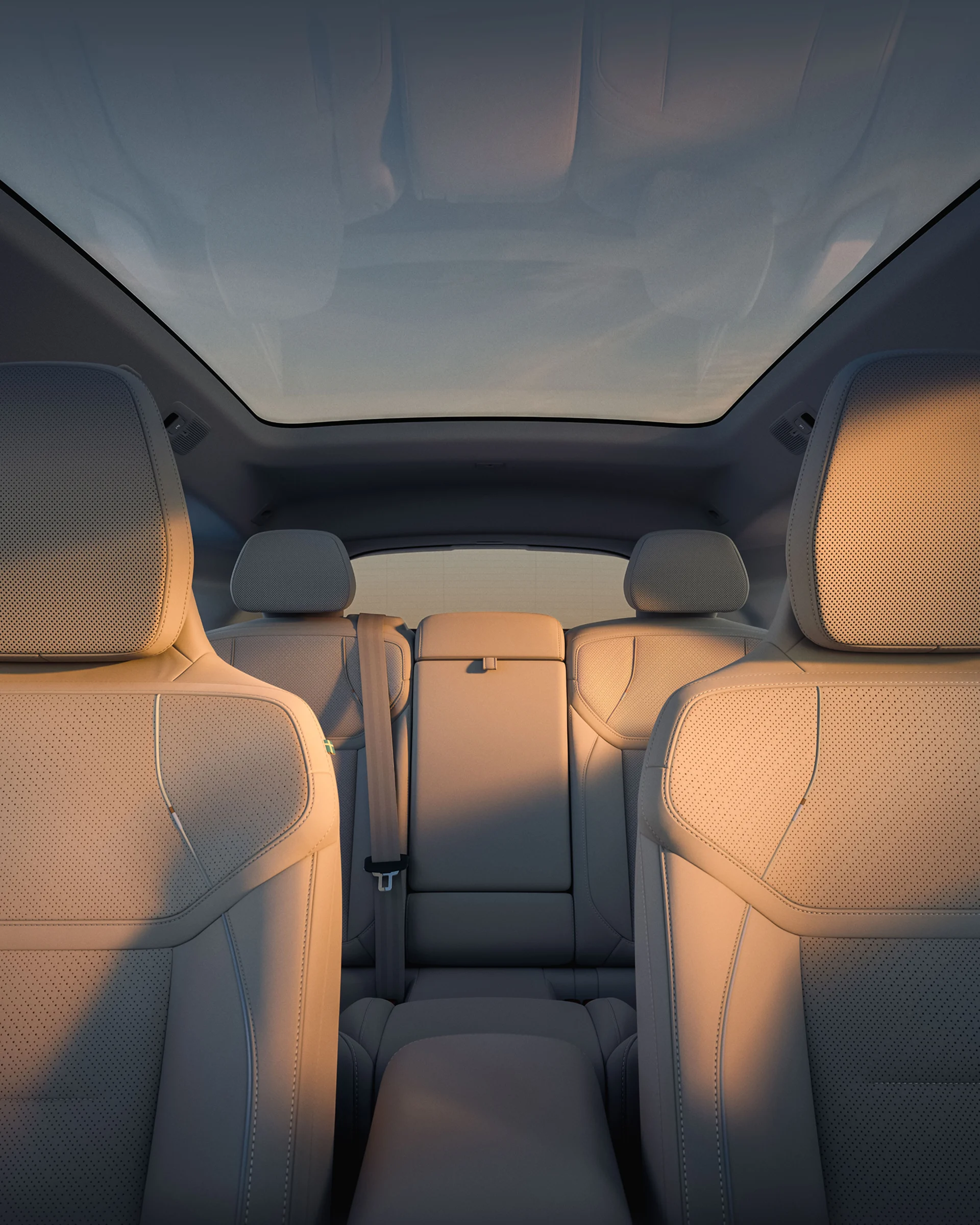 Панорамная крыша и все пять сидений Volvo EX60. Вид спереди.