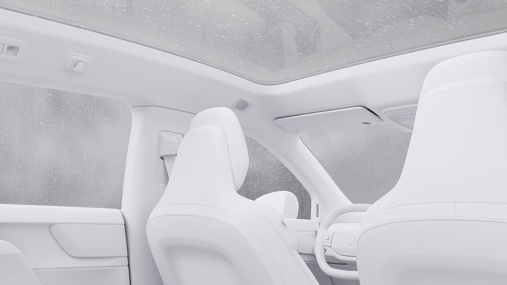 Салон автомобиля Volvo с белыми сиденьями и панорамной стеклянной крышей, снаружи видны капли дождя.