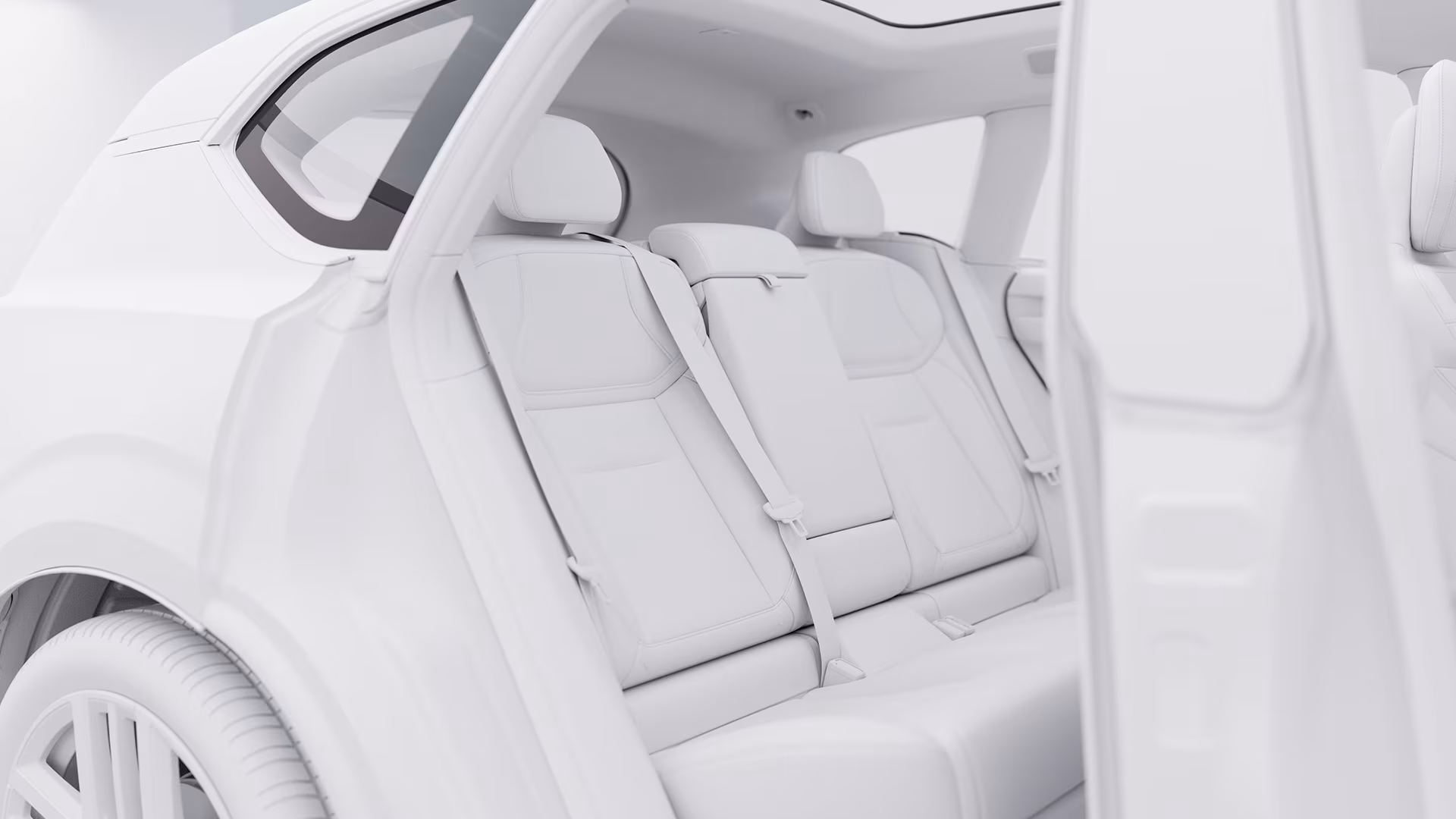 Задние пассажирские сиденья автомобиля Volvo с открытой дверью подчеркивают просторный и комфортный салон.