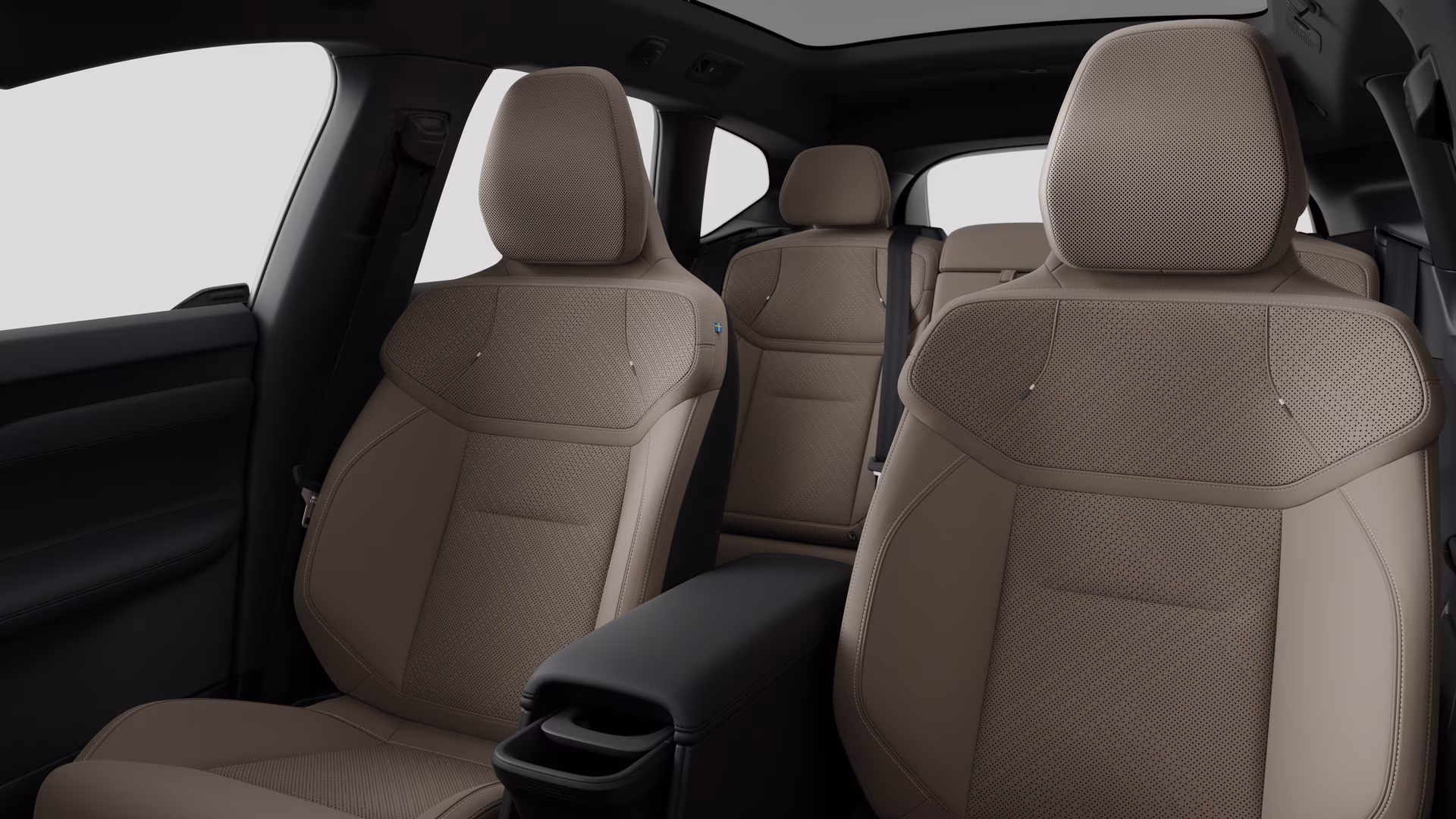 Салон автомобиля Volvo с задними пассажирскими сиденьями и центральной консолью на простом фоне студии.