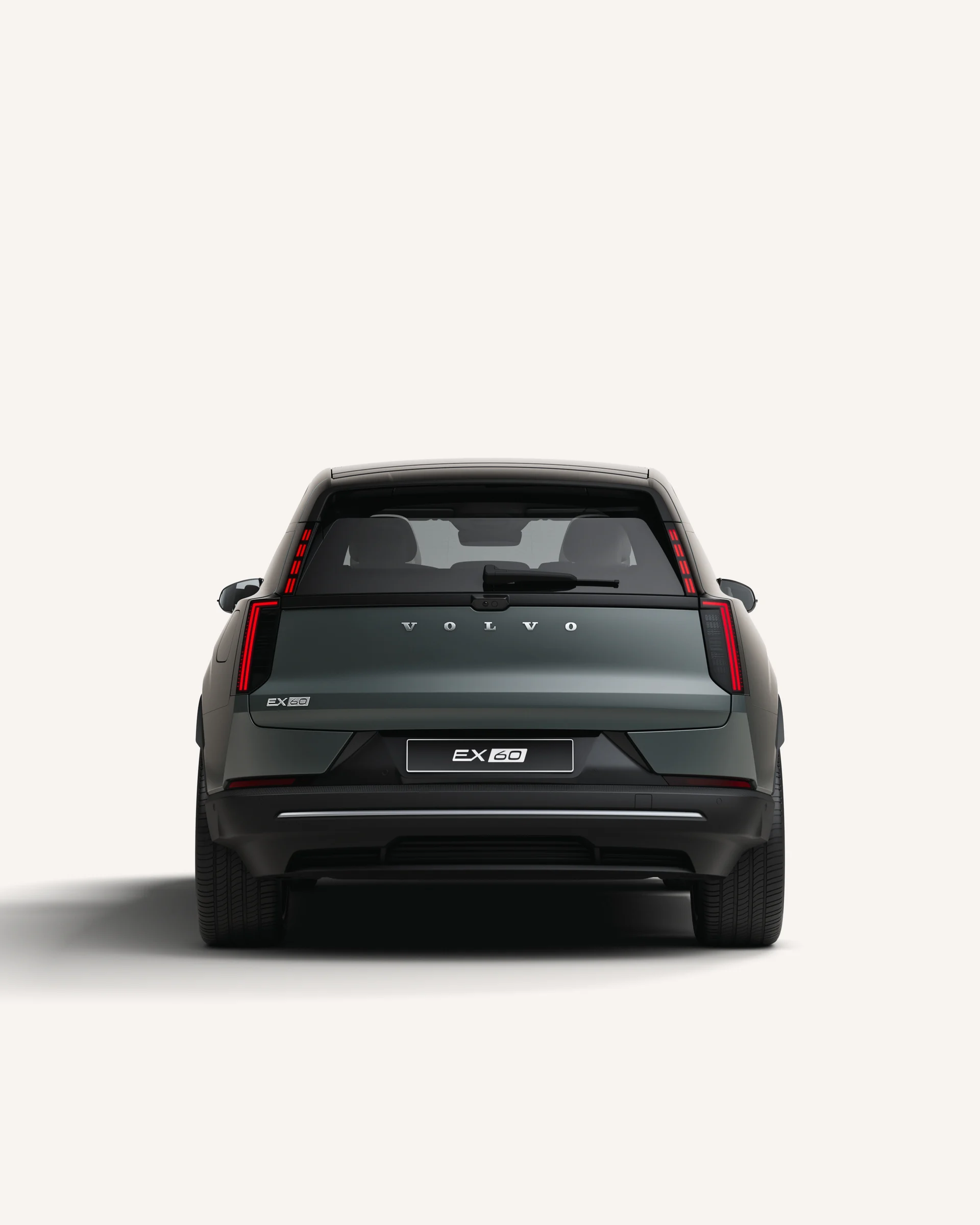 Вид сзади на полностью электрический Volvo EX60 в белой студии.