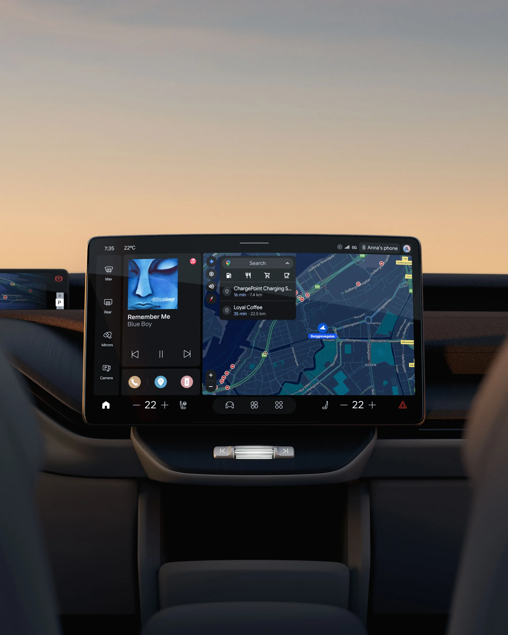 Изогнутый центральный светодиодный дисплей Volvo EX60 отображает навигационные и мультимедийные элементы управления.