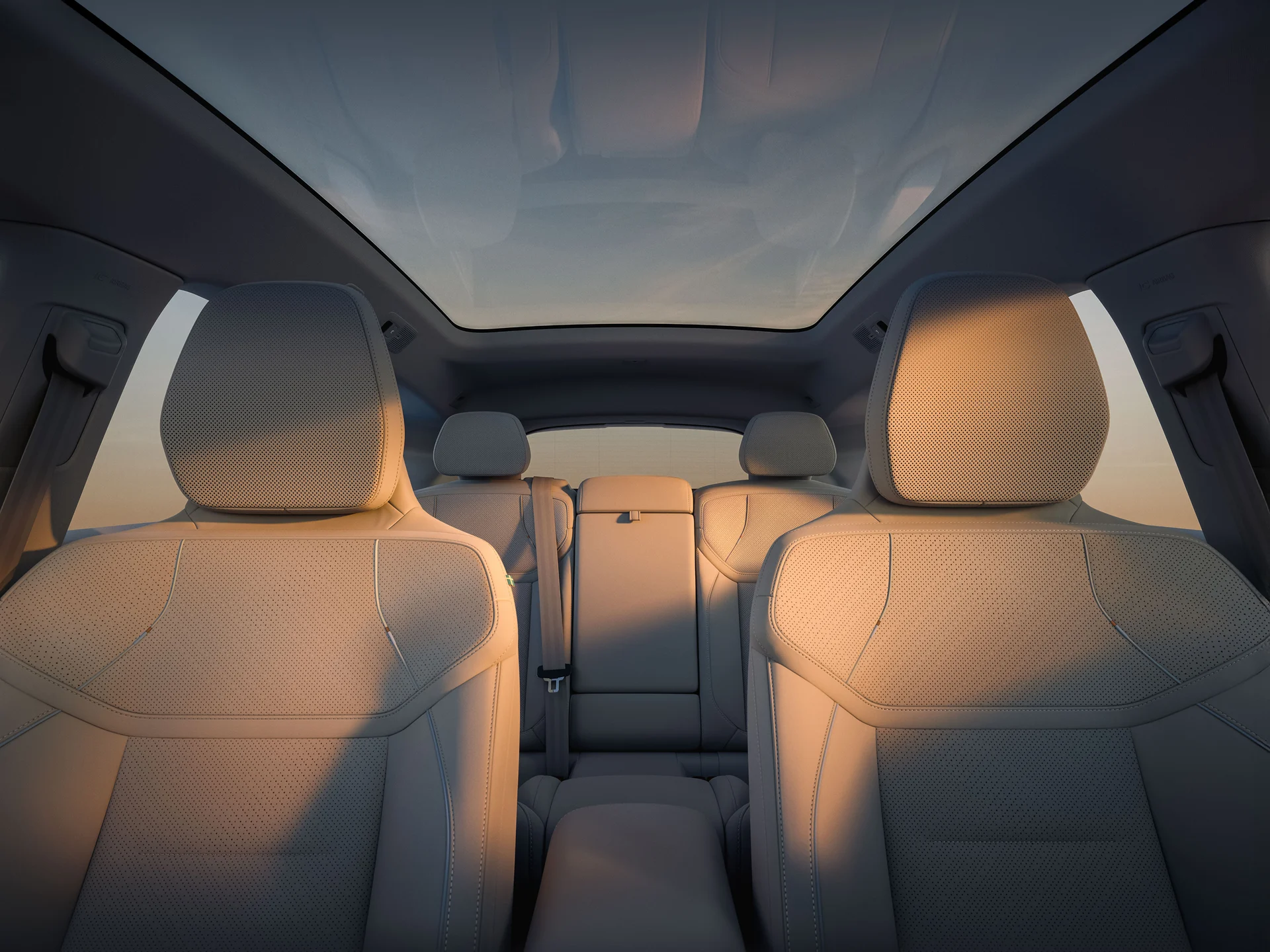 Панорамная крыша и все пять сидений Volvo EX60. Вид спереди.