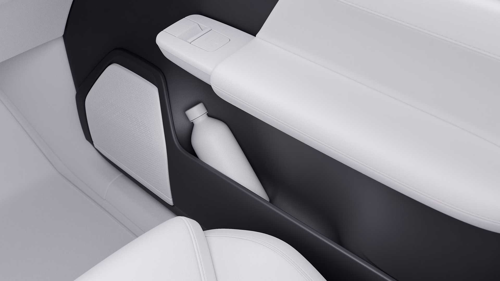 Крупный план двери автомобиля Volvo с динамиком, подлокотником и держателем для бутылок с бутылкой внутри.