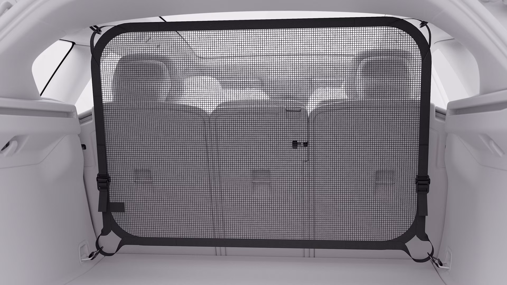 Грузовой отсек автомобиля Volvo с защитной сеткой, установленной за задними сиденьями.