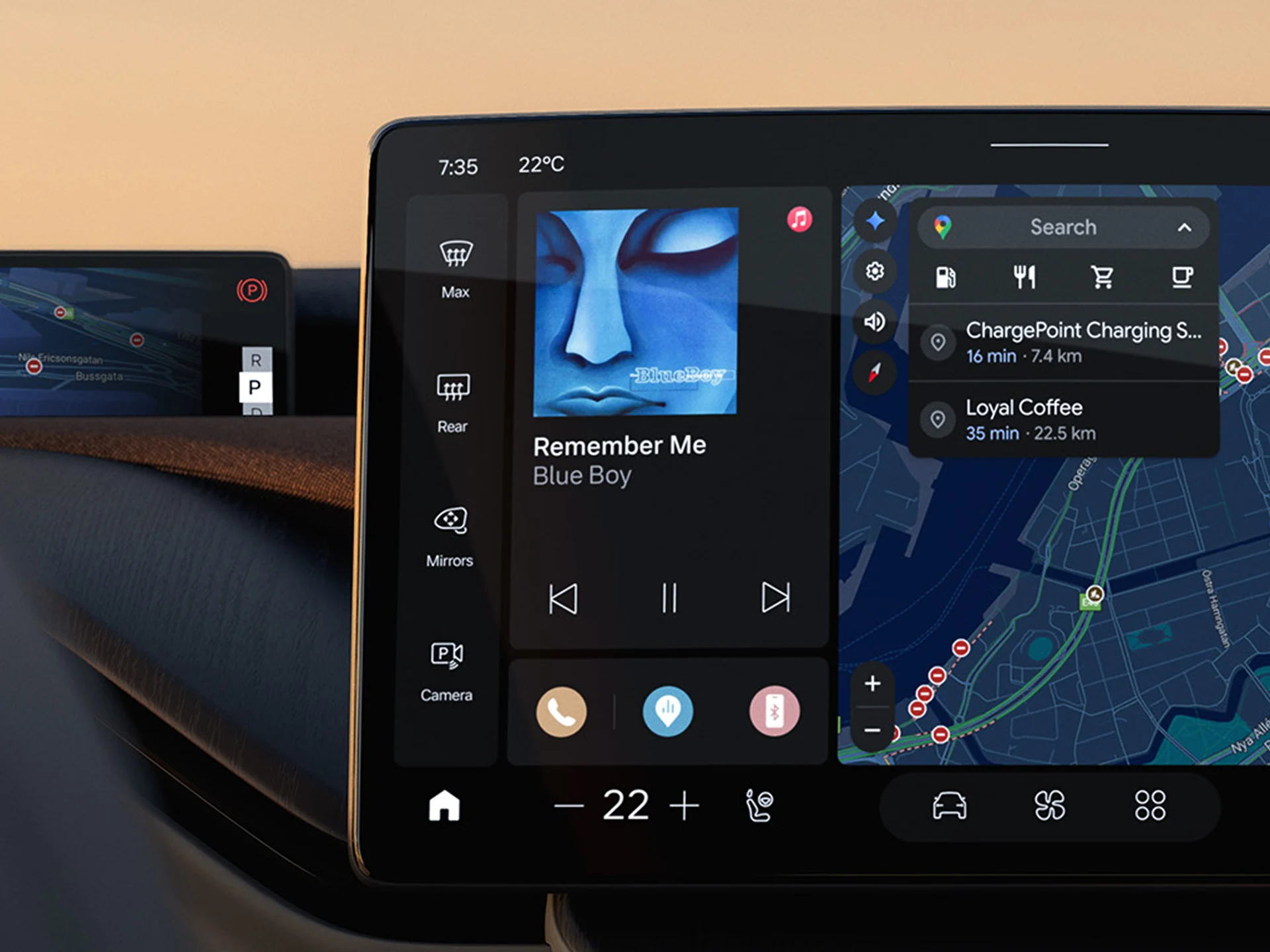 Крупный план центрального дисплея Volvo EX60 с мультимедийным интерфейсом, Google Maps в открытой области применения, климат-контролем и контекстной панелью с левой стороны.