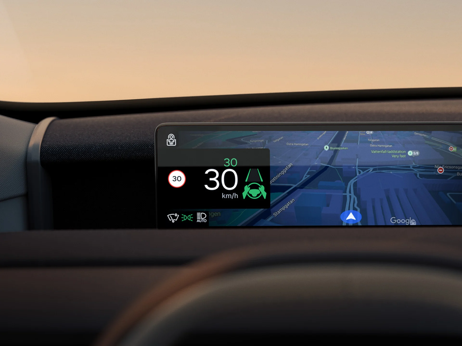 Дисплей водителя Volvo EX60 крупным планом, на котором отображается информация о вождении, включая скорость, Pilot Assist и навигационные указания.