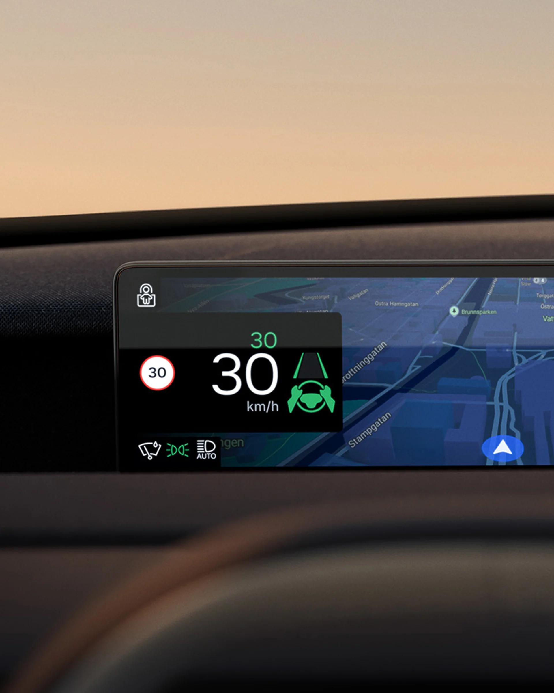 Дисплей водителя Volvo EX60 крупным планом, на котором отображается информация о вождении, включая скорость, Pilot Assist и навигационные указания.