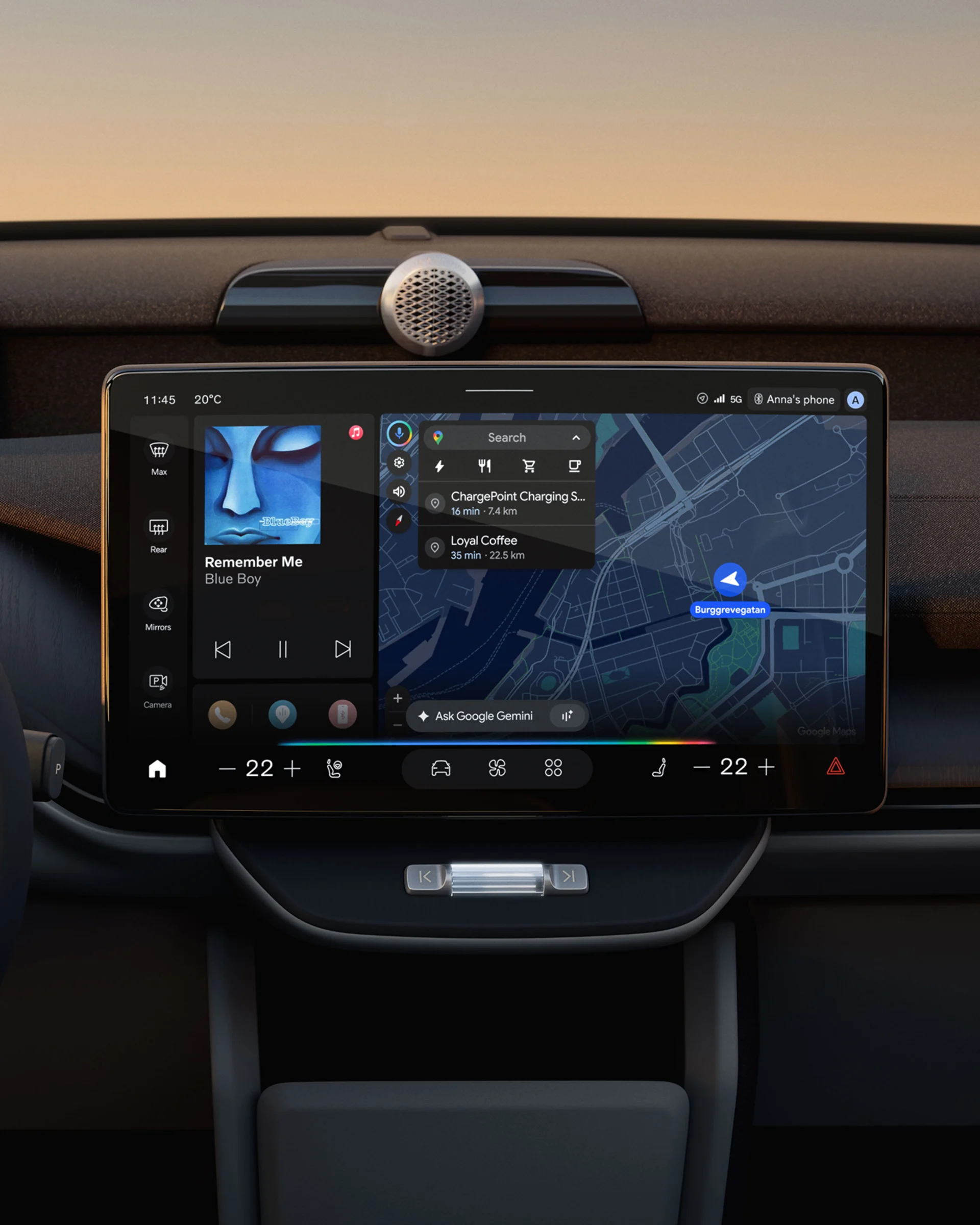 Центральный дисплей Volvo EX60 показывает, как водитель взаимодействует с Google Gemini для помощи в автомобиле.