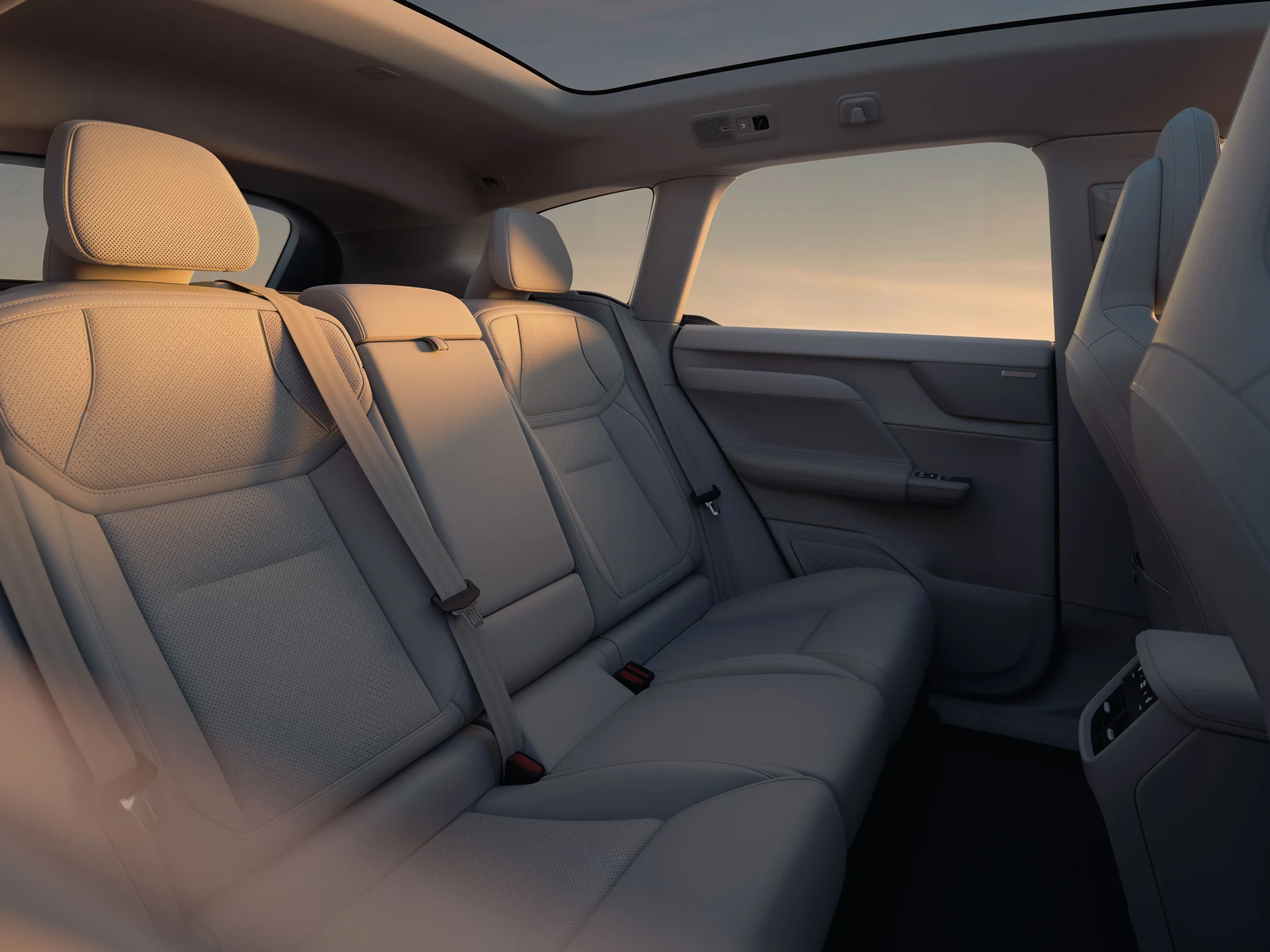 Обивка и подголовники задних сидений Volvo EX60 с теплым вечерним светом.