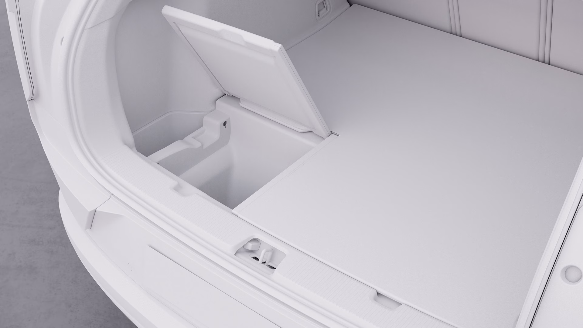Вид на багажник автомобиля Volvo с открытым скрытым отсеком под полом багажника.