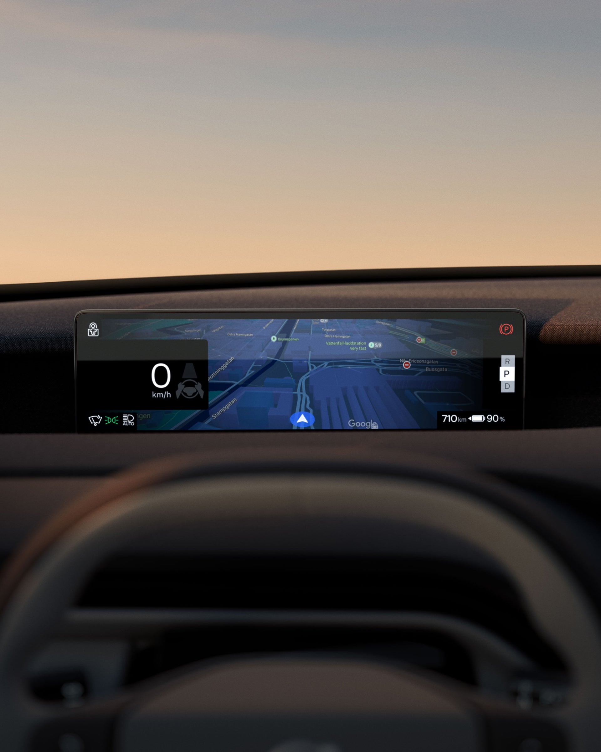 Дисплей водителя Volvo EX60 крупным планом, отображающий информацию о вождении и навигационные указания.