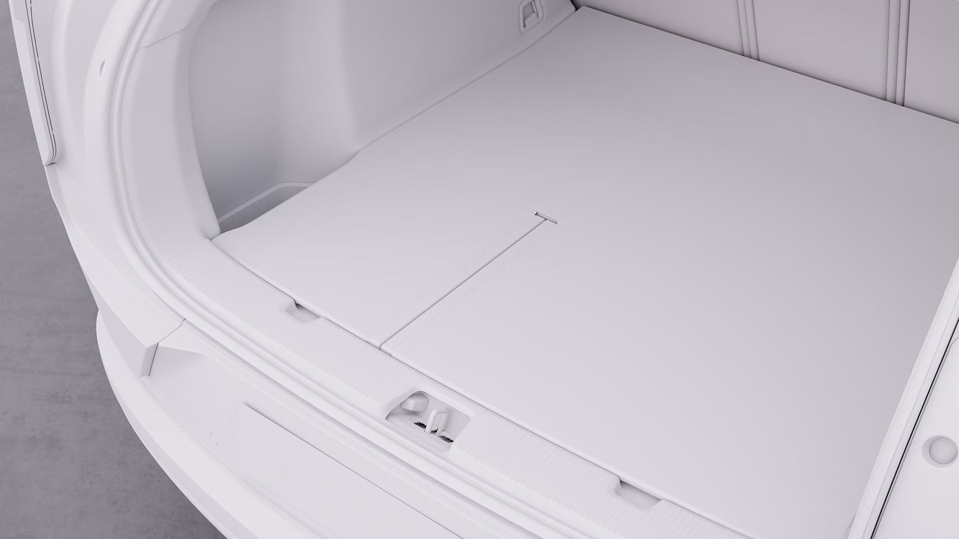 Крупный план пола грузового отсека в автомобиле Volvo, на котором видна чистая и ровная поверхность для хранения.