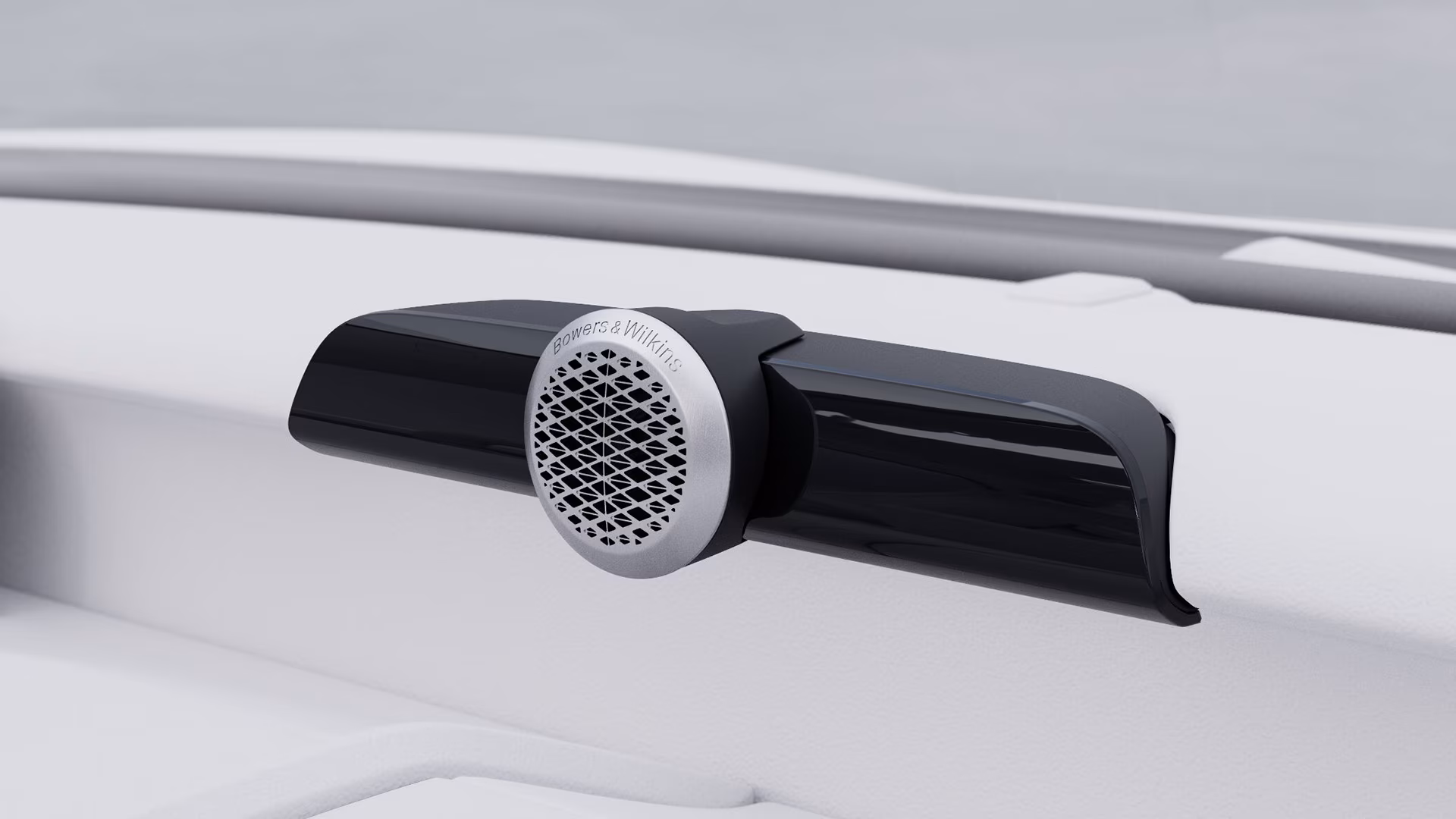 Динамик Bowers & Wilkins, встроенный в приборную панель автомобиля Volvo, крупным планом.