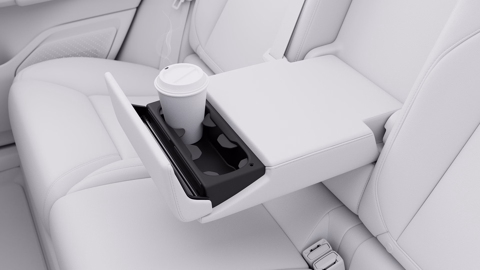 Подлокотник заднего сиденья автомобиля Volvo со встроенными подстаканниками, на фото чашка кофе на вынос.