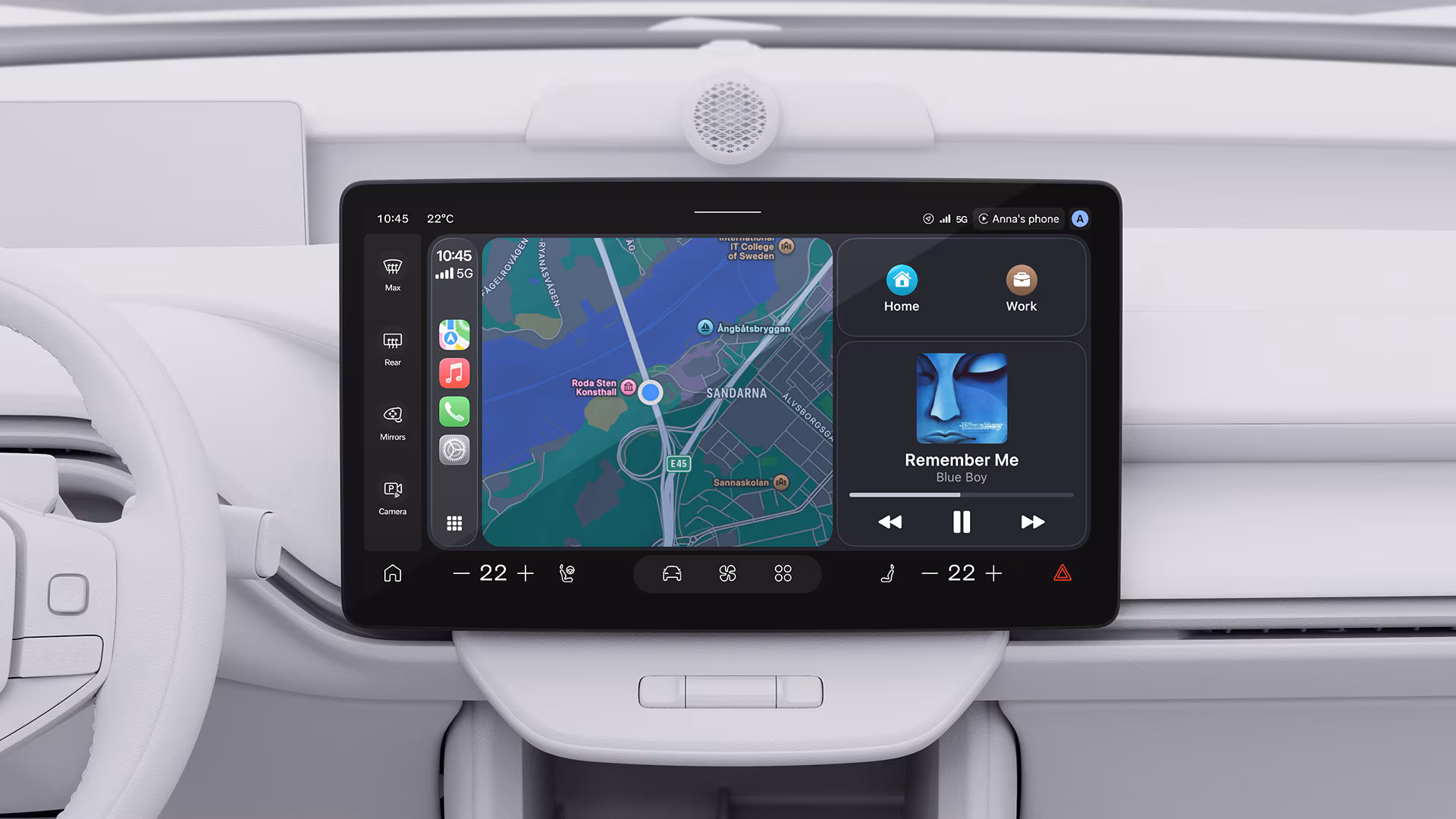 Крупный план сенсорного экрана приборной панели Volvo, на котором отображаются навигация, климат-контроль и параметры мультимедиа.