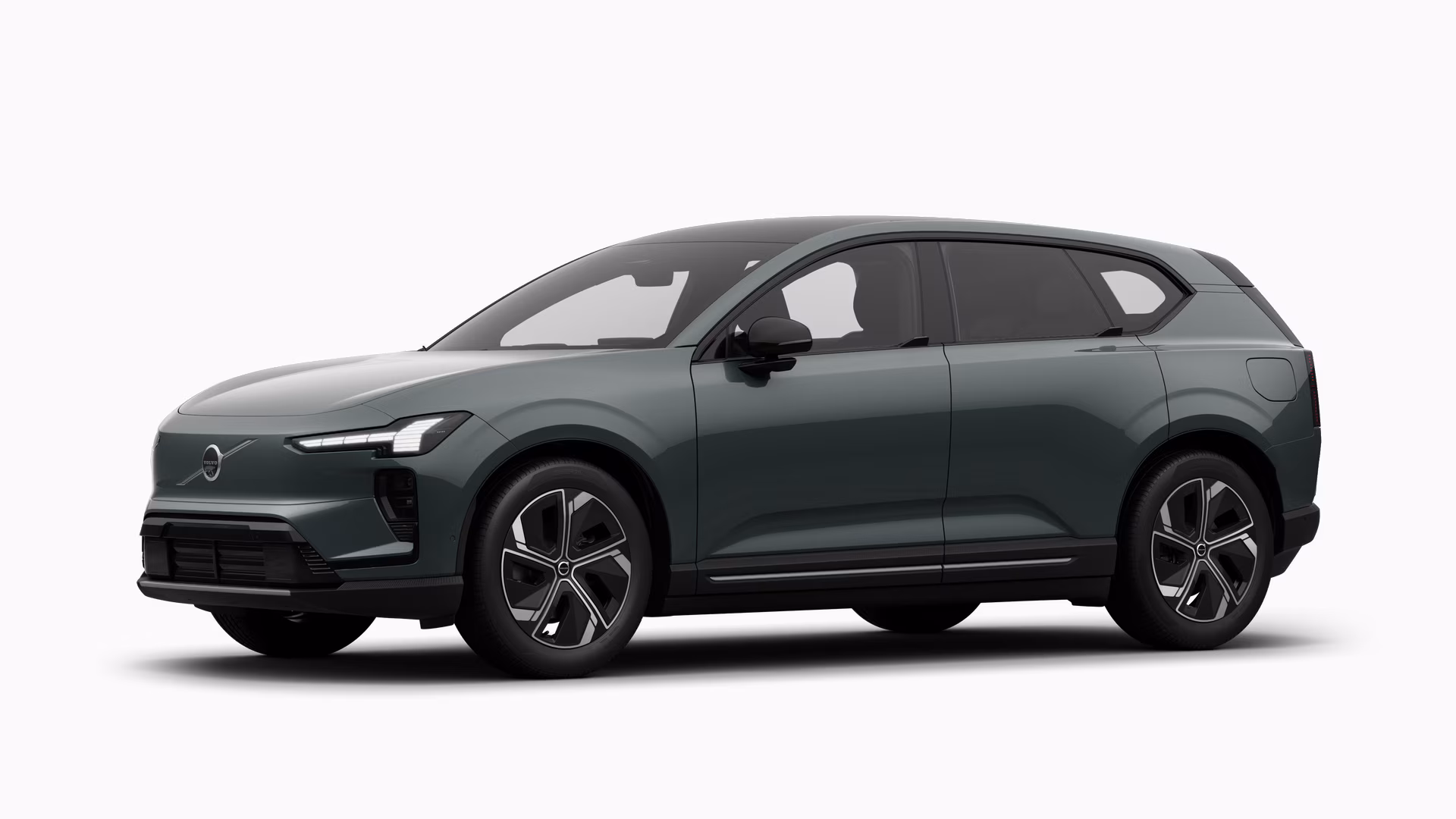 Экстерьер автомобиля Volvo в три четверти, однотонный студийный фон.