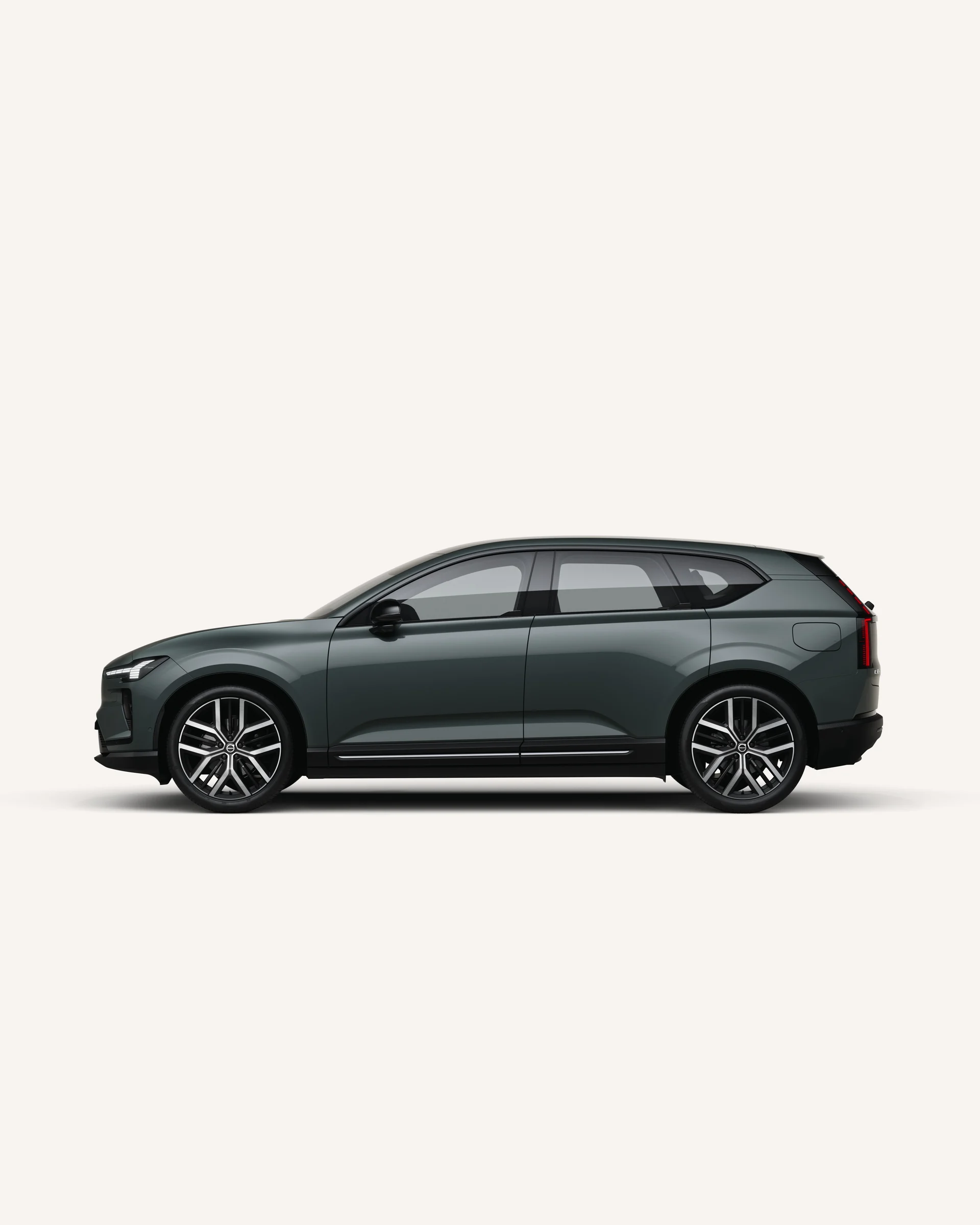 Вид сбоку на полностью электрический Volvo EX60 в белой студии.