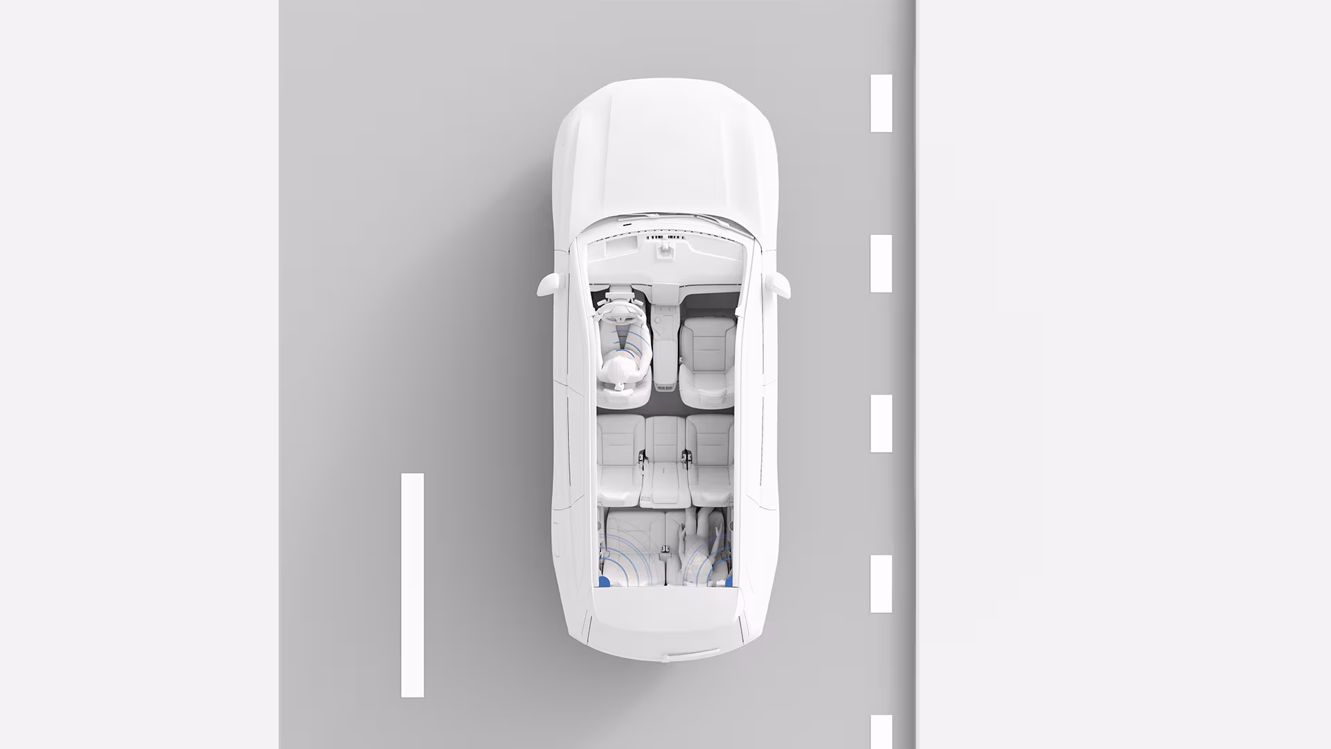 Вид сверху на автомобиль Volvo, едущий по дороге, с детским креслом сзади и выделенными функциями безопасности.