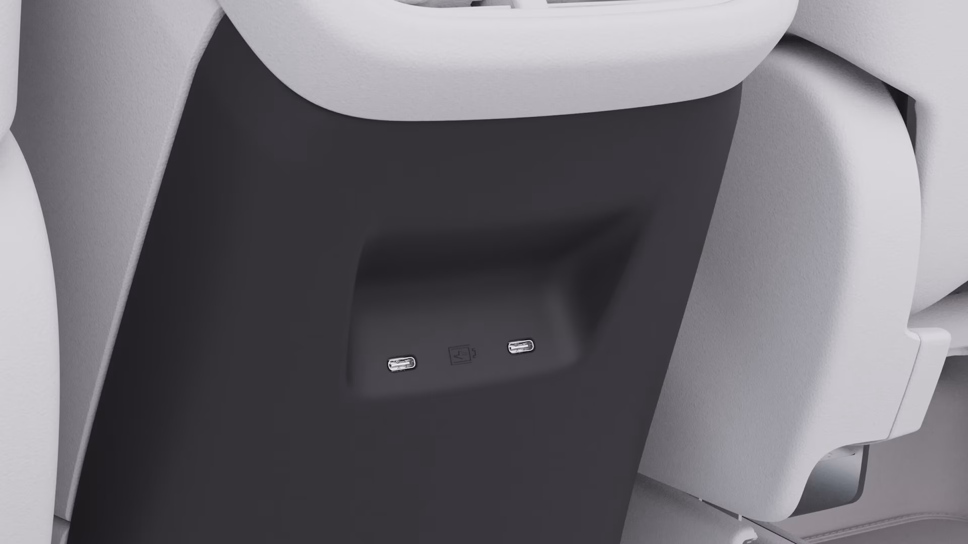 Крупный план двух зарядных портов USB-C, расположенных на задней части центральной консоли автомобиля Volvo.