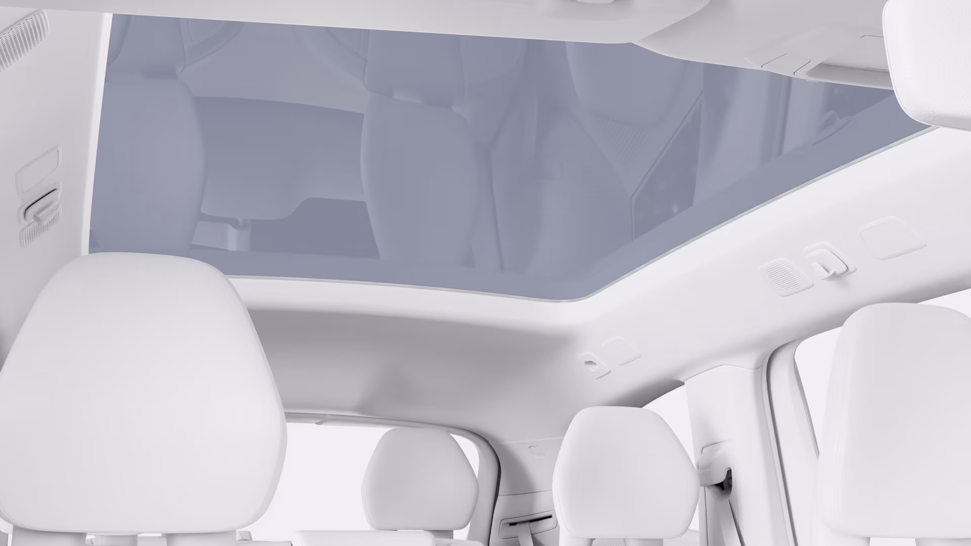Вид салона автомобиля Volvo с панорамной стеклянной крышей и светлыми сиденьями.