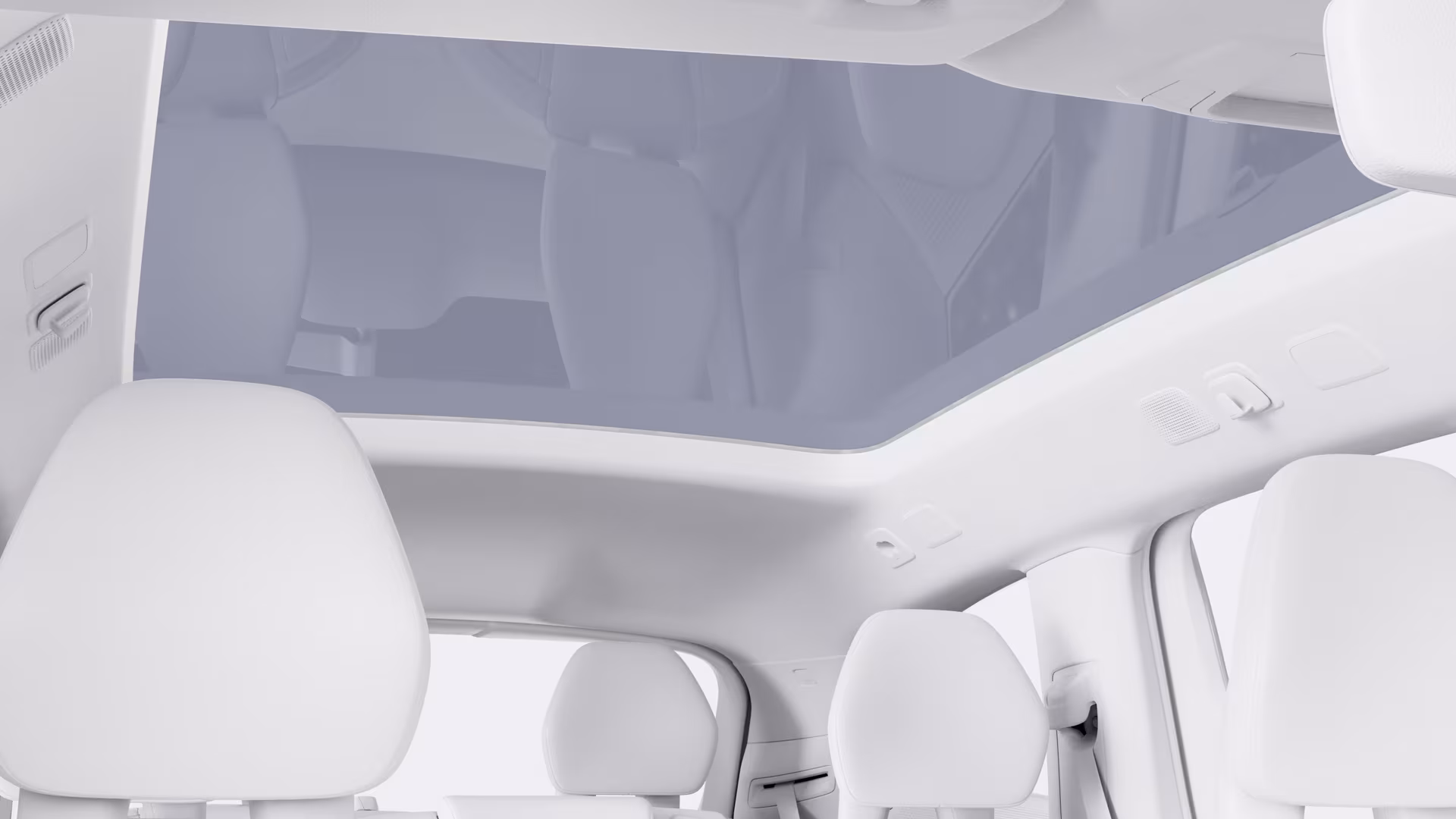 Вид салона автомобиля Volvo с панорамной стеклянной крышей и светлыми сиденьями.
