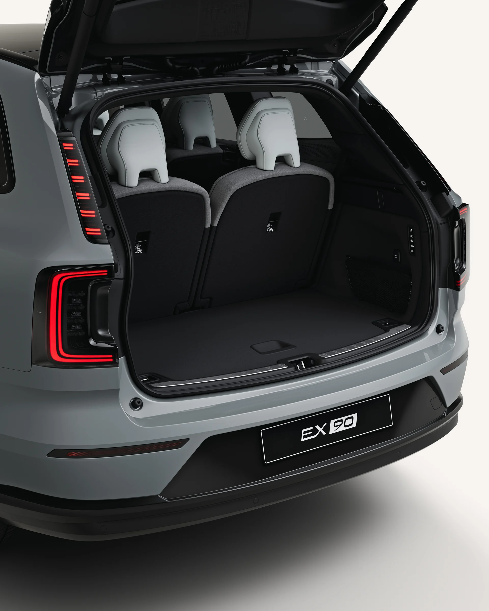 Вид сзади на Volvo EX90 с открытым багажником