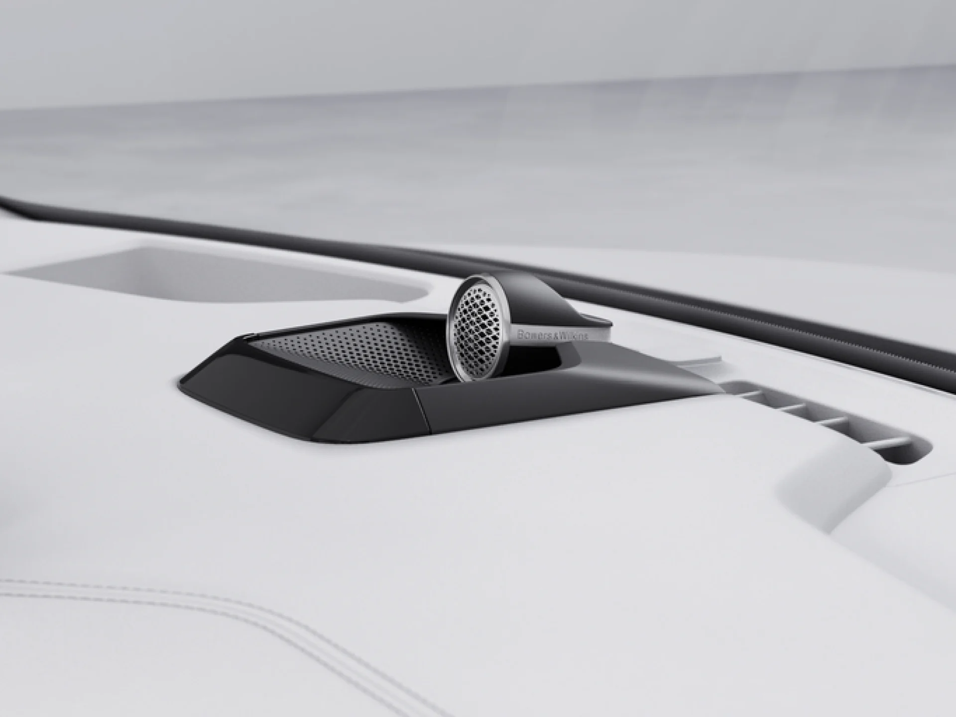 Динамик Bowers & Wilkins на приборной панели Volvo EX90 крупным планом.