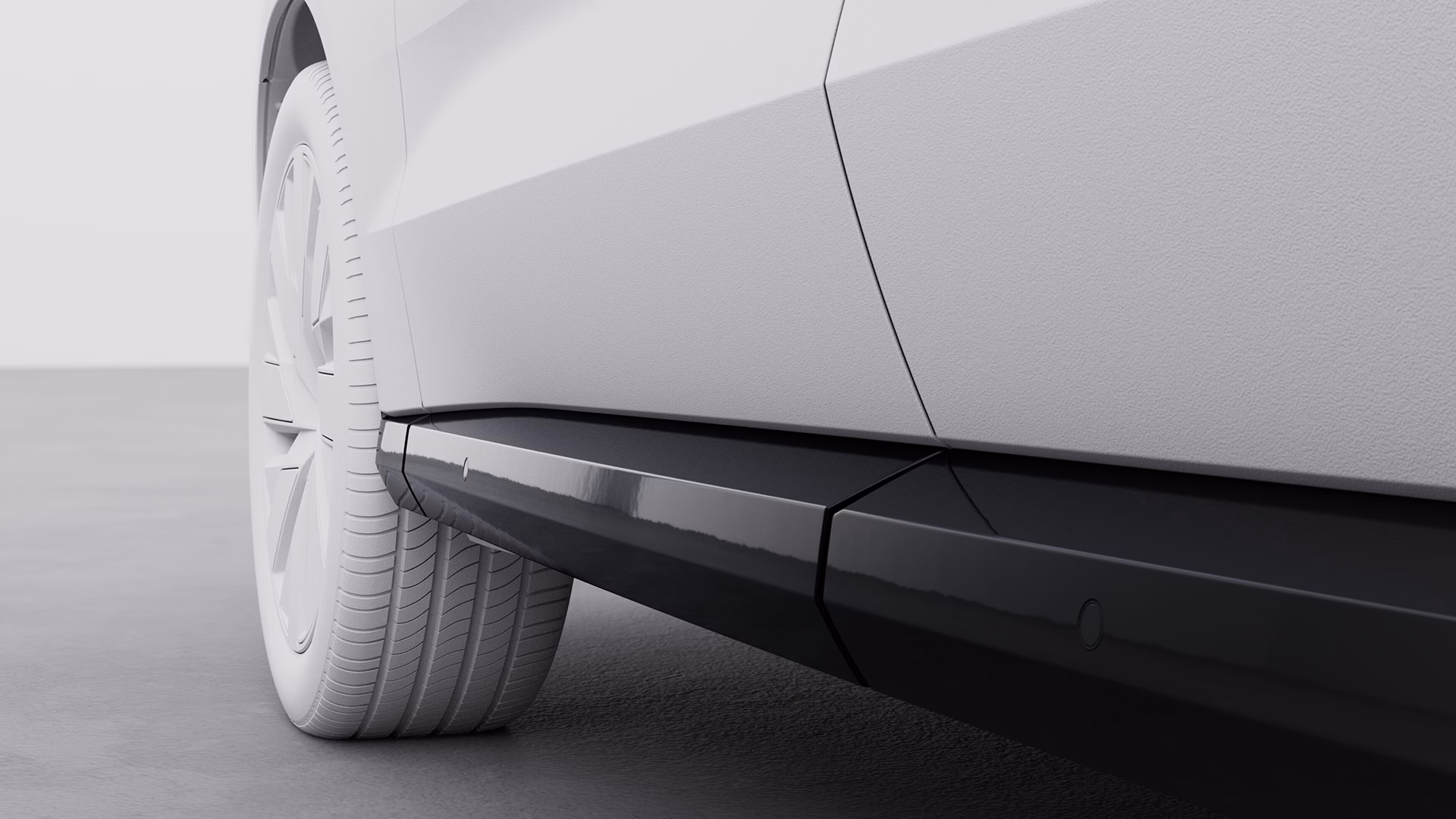 Крупный план нижней части кузова и заднего колеса автомобиля Volvo, подчеркивающий элегантный дизайн боковой юбки.