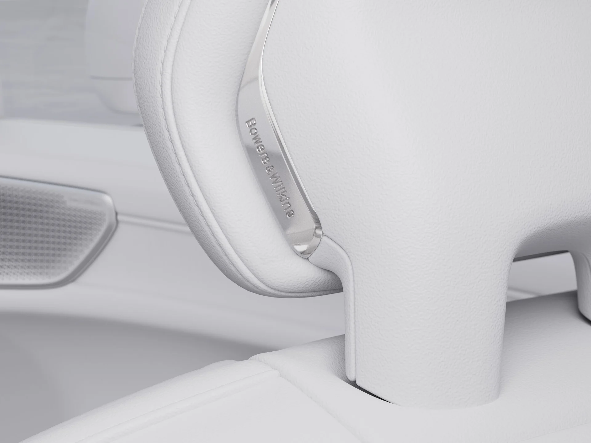 Динамик Bowers & Wilkins в подголовнике Volvo EX90 крупным планом.