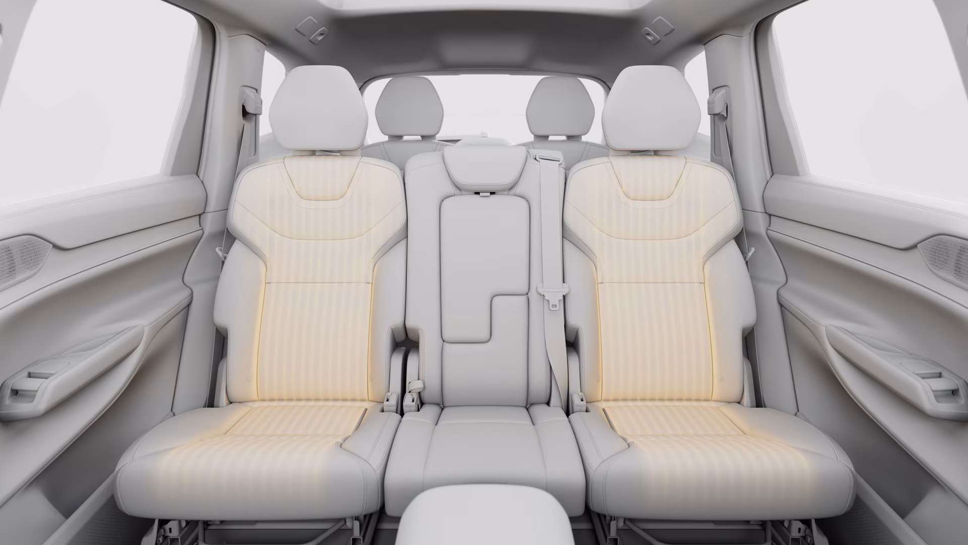 Вид изнутри автомобиля Volvo, со вторым и третьим рядами сидений со светлой обивкой, подчеркивающими просторные сиденья и подголовники.