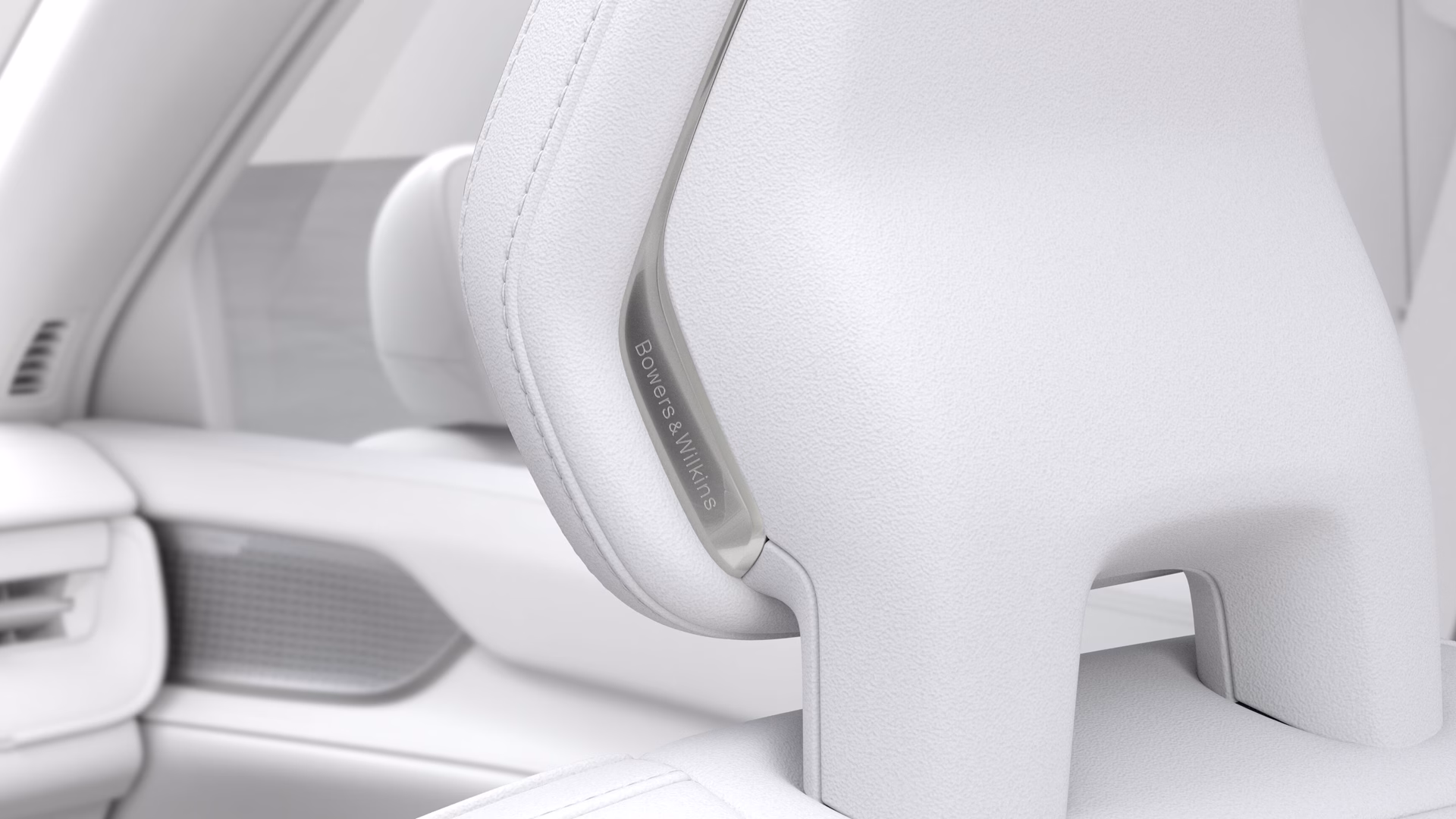 Крупный план подголовника сиденья автомобиля Volvo со встроенной аудиосистемой Bowers & Wilkins.