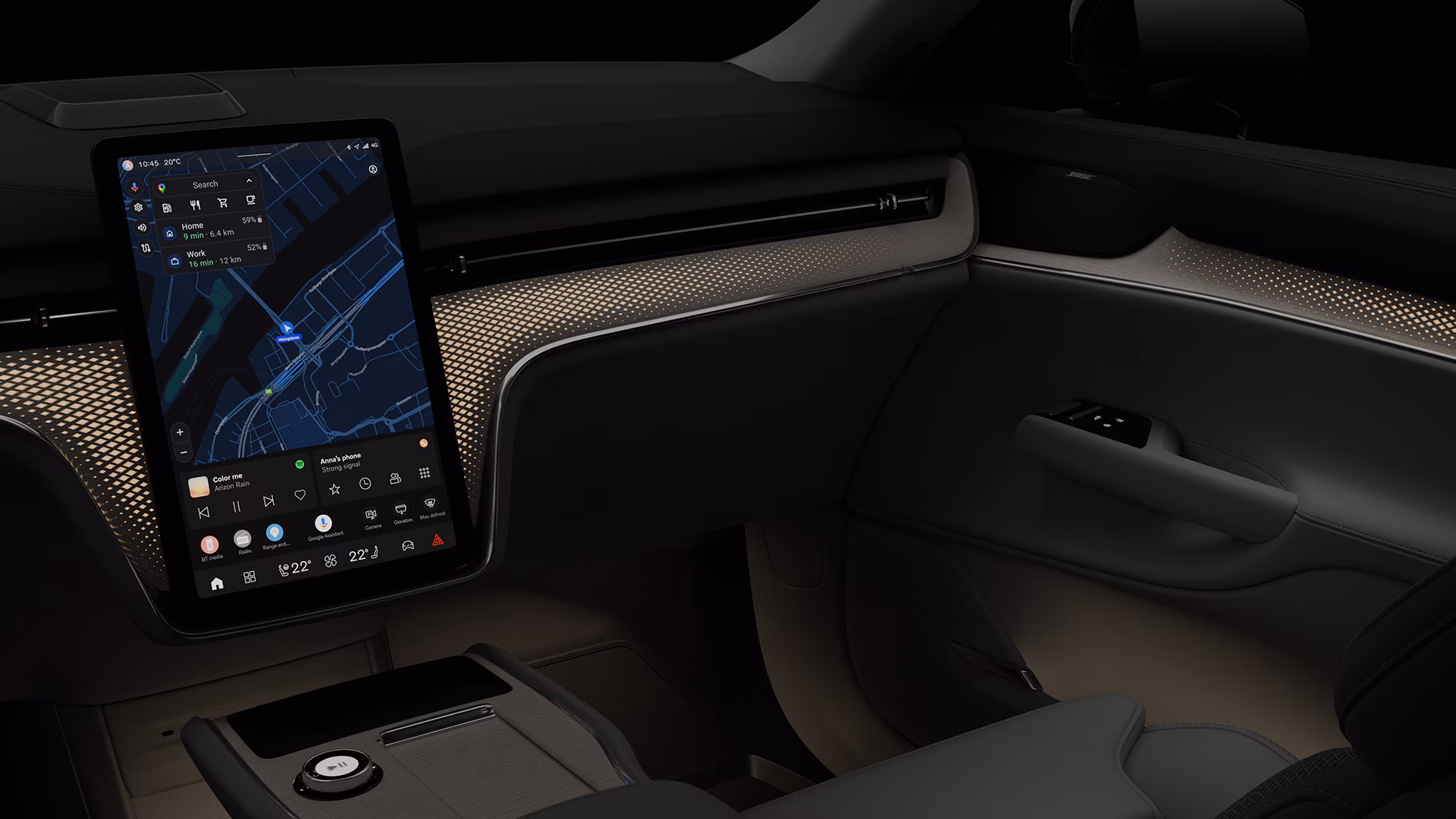 Салон автомобиля Volvo с большим центральным сенсорным дисплеем с навигацией и внешней подсветкой на приборной панели.