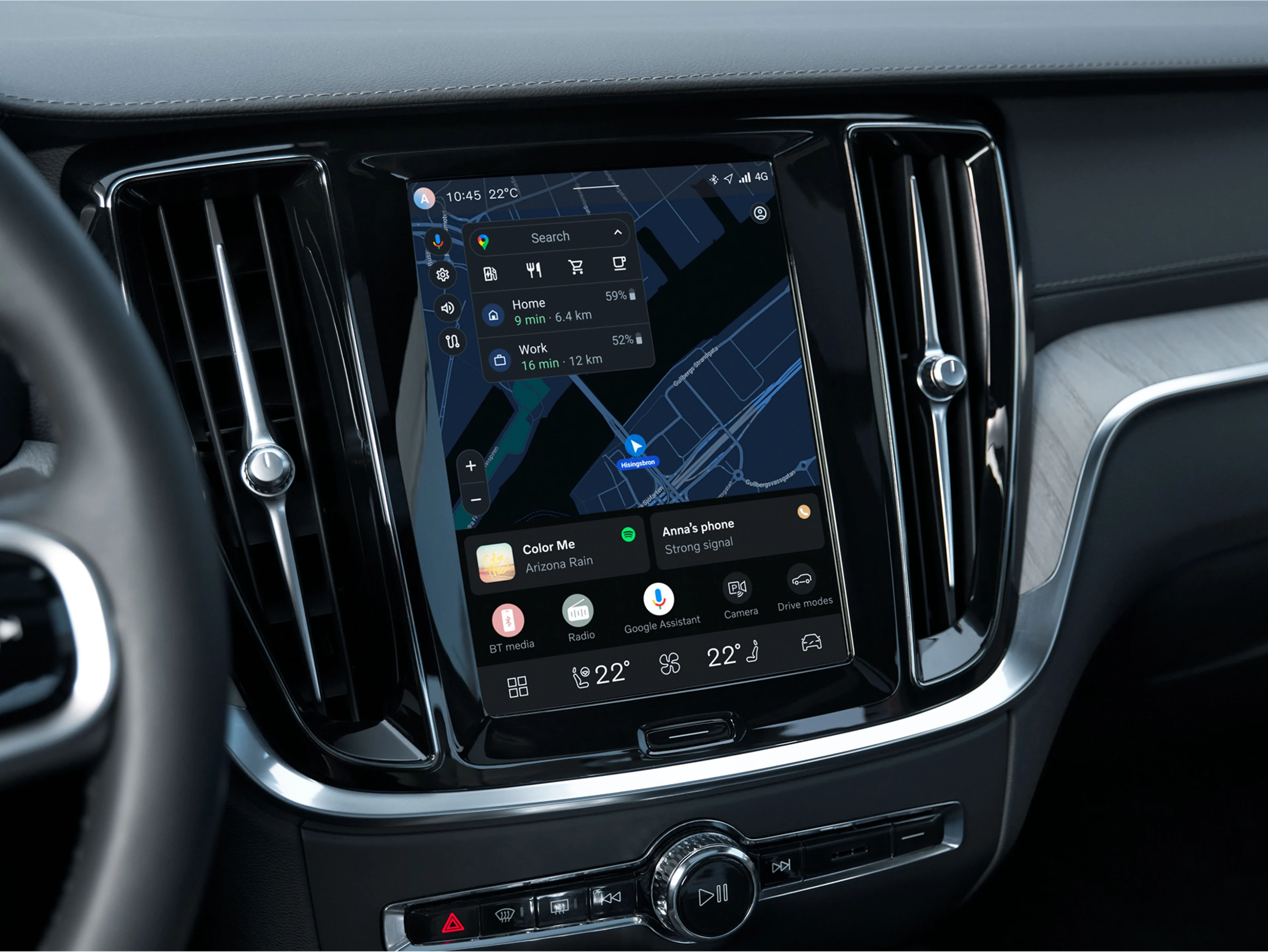 Крупный план центрального сенсорного экрана в автомобиле Volvo, отображающего элементы навигации и мультимедиа