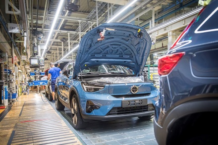 Volvo Cars подписывает декларацию о нулевом уровне выбросов автомобильного транспорта на COP26, раскрывает новаторский внутренний механизм ценообразования на углеродные выбросы