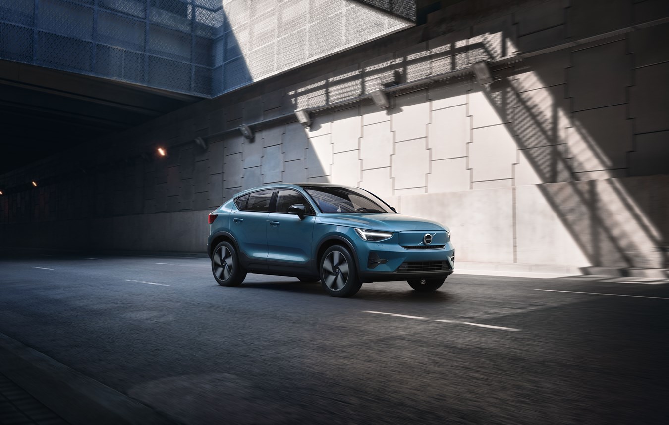 Volvo Cars представляет обновленные модели и новый одномоторный вариант C40 Recharge