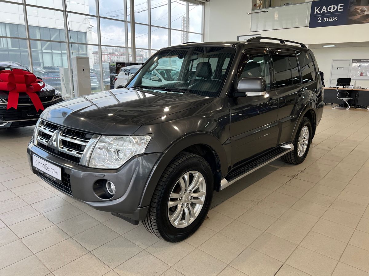 Mitsubishi Pajero — вид спереди